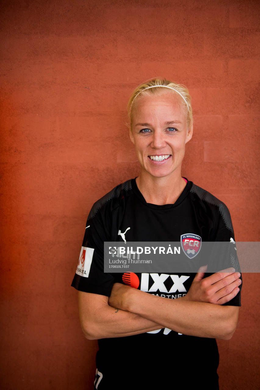 Caroline Seger poserar för ett porträtt efter en träning med FC Rosengård den 10 augusti 2017 i Malmö.