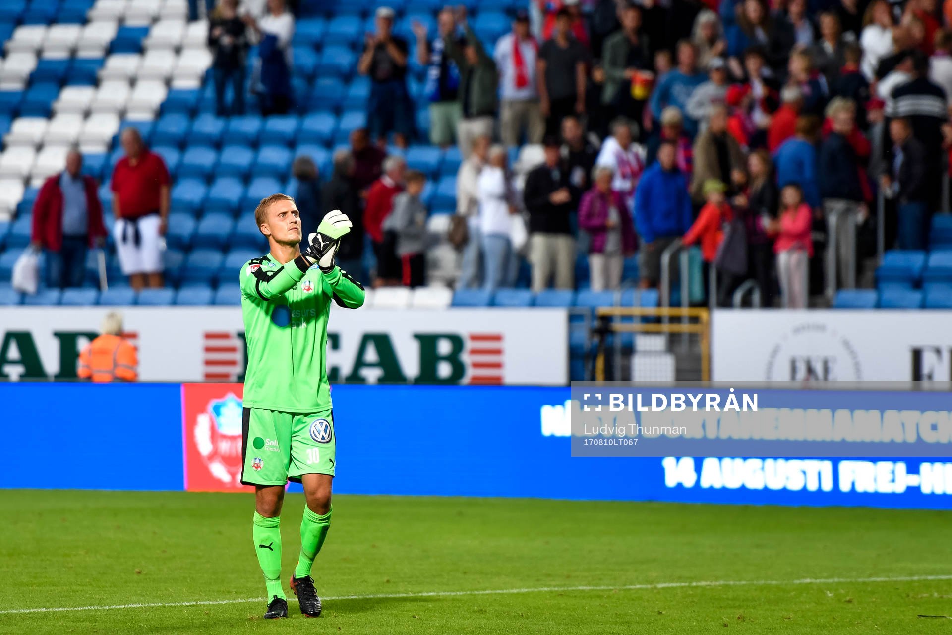 Helsingborgs målvakt Pär Hansson tackar publiken