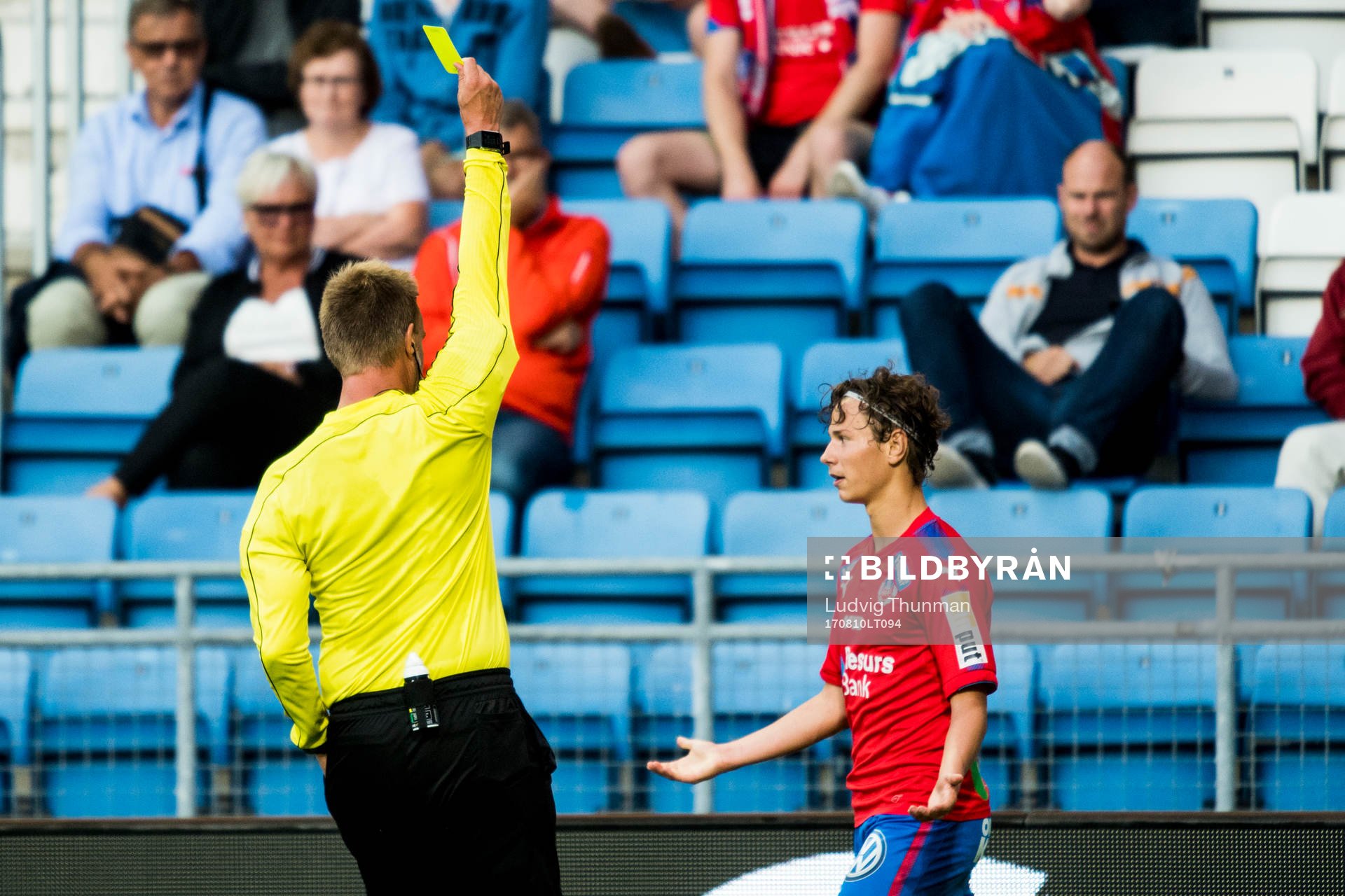 Domare Jonas Karlsson varnar Helsingborgs Alex Timossi Andersson under fotbollsmatchen i Superettan mellan Helsingborg och Åtvidaberg den 10 augusti 2017 i Helsingborg.