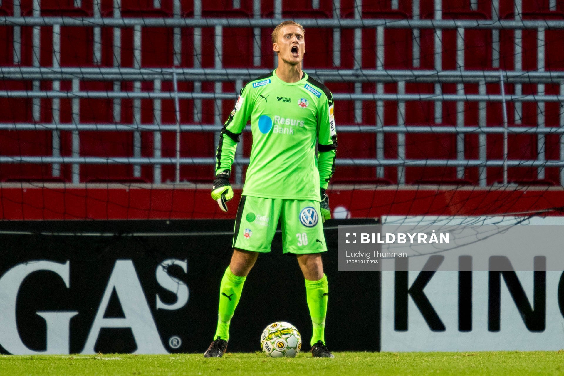 Helsingborgs målvakt Pär Hansson reagerar under fotbollsmatchen i Superettan mellan Helsingborg och Åtvidaberg den 10 augusti 2017 i Helsingborg.