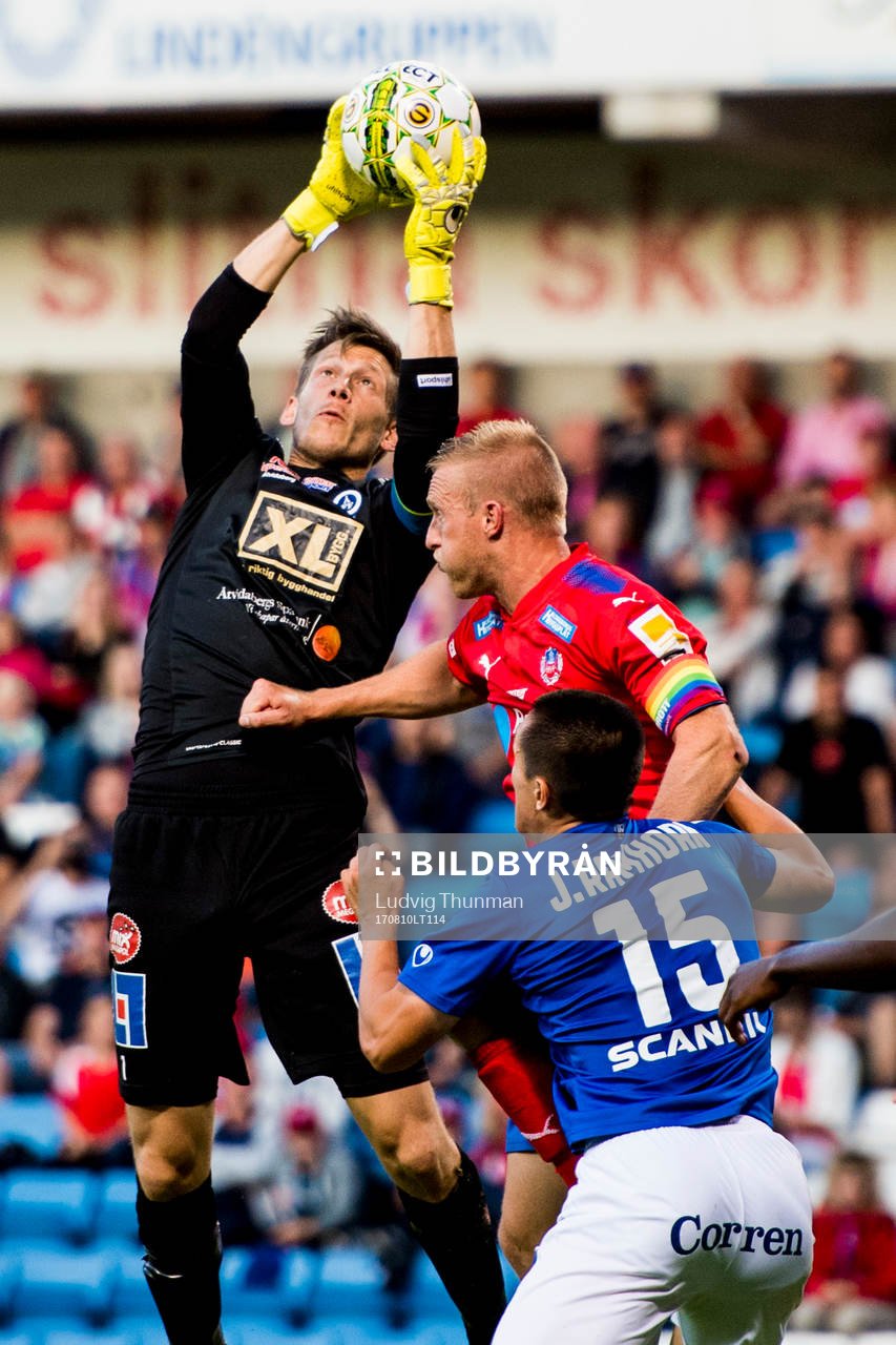 Åtvidabergs målvakt Gustav Jansson i kamp om bollen med