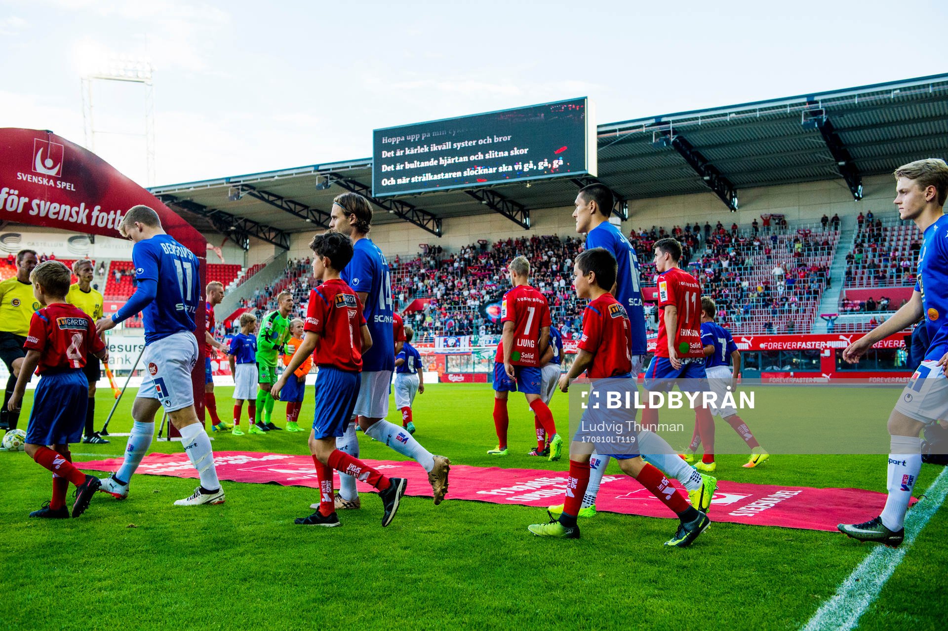 Spelarna kommer ut på planen till fotbollsmatchen i Superettan mellan Helsingborg och Åtvidaberg den 10 augusti 2017 i Helsingborg.