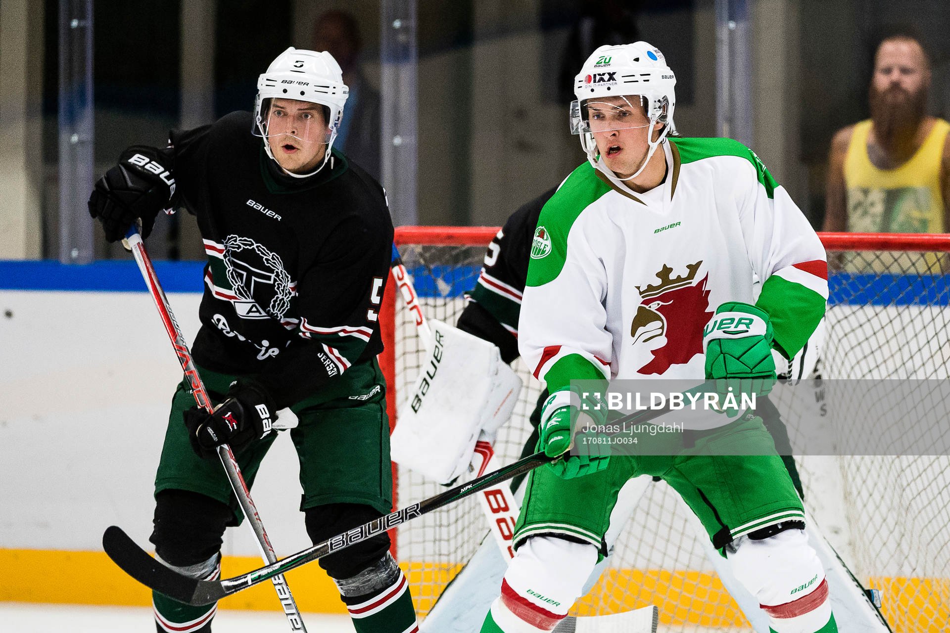 Rögles Mathias From oroar framför Tingsryds mål. Med på