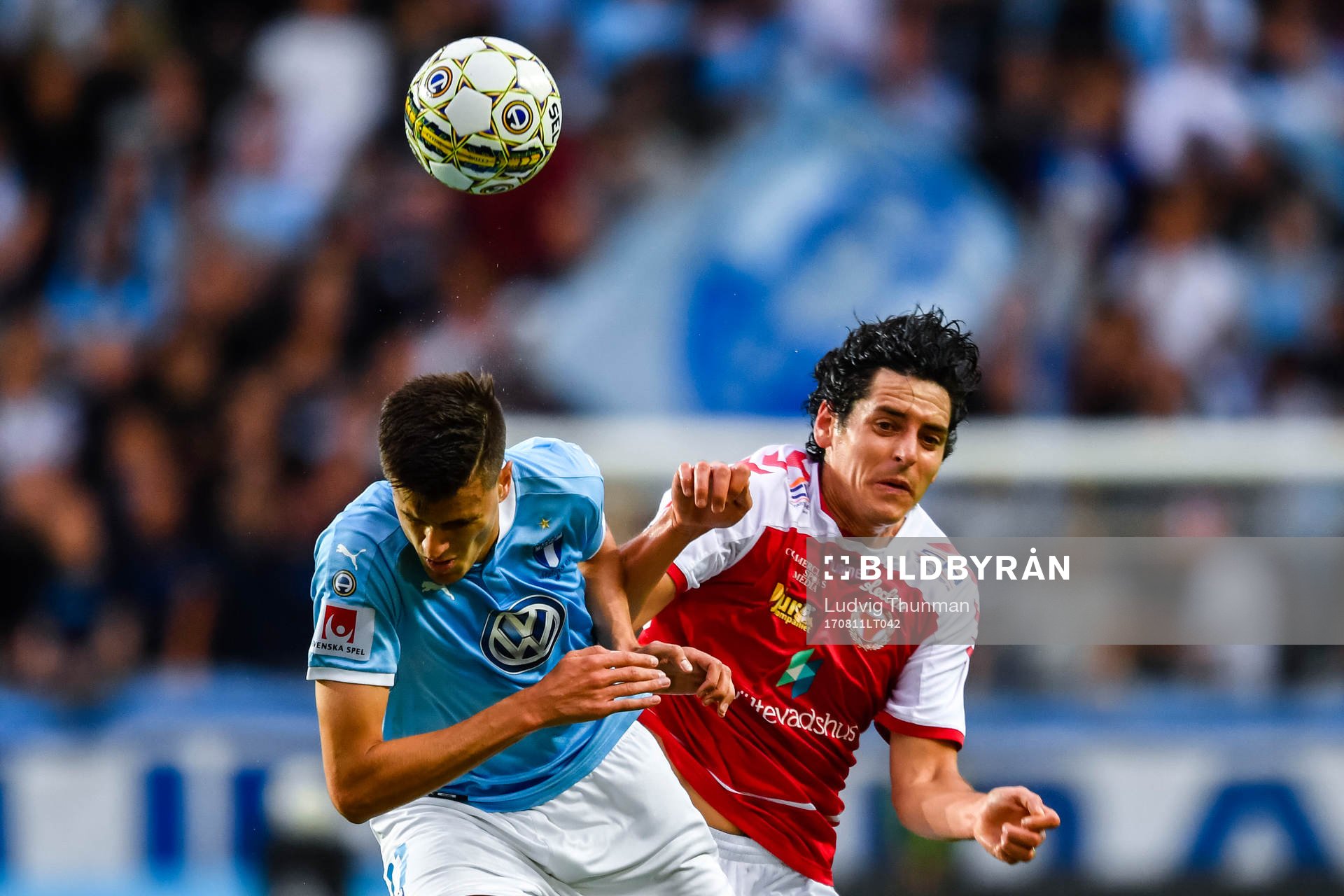 Malmö FFs Alexander Jeremejeff och Kalmars Marko Biskupovic under fotbollsmatchen i Allsvenskan mellan Malmö FF och Kalmar den 11 augusti 2017 i Malmö.