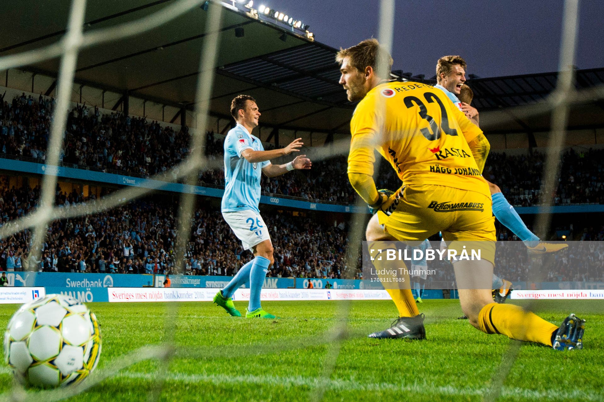 Kalmars målvakt Lucas Hägg-Johansson deppar medan Malmö