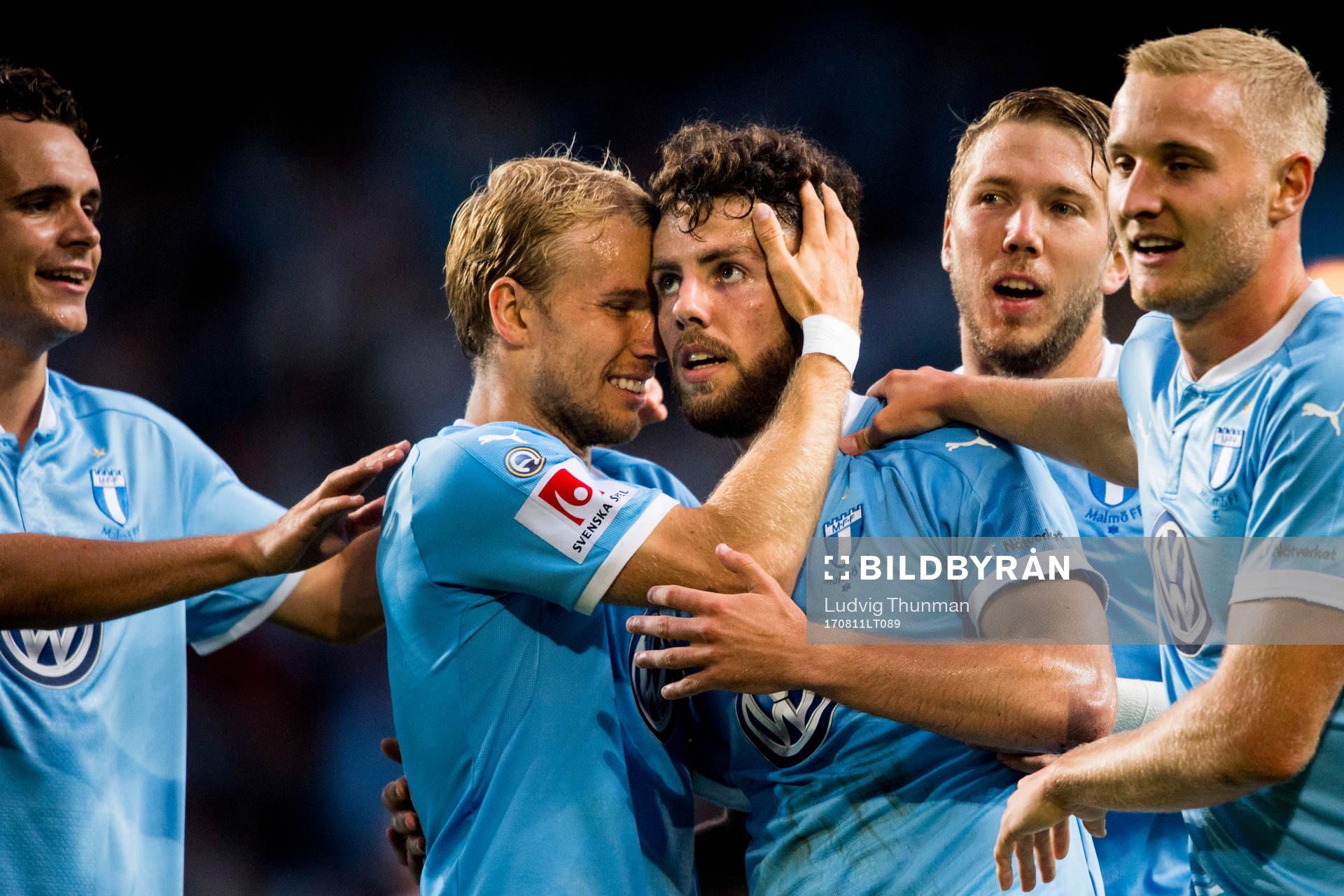 Malmö FFs Oscar Lewicki kramar om Erdal Rakip som gjort 4-0 under fotbollsmatchen i Allsvenskan mellan Malmö FF och Kalmar den 11 augusti 2017 i Malmö.