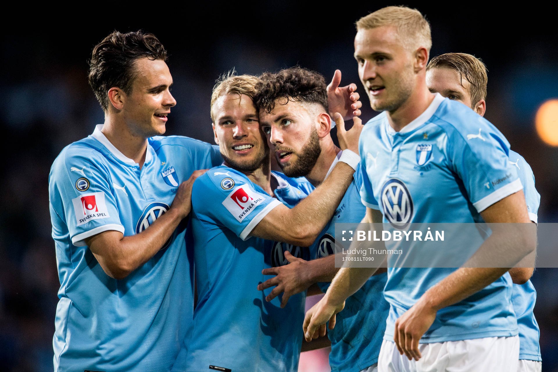 Malmö FFs Oscar Lewicki kramar om Erdal Rakip som gjort 4-0