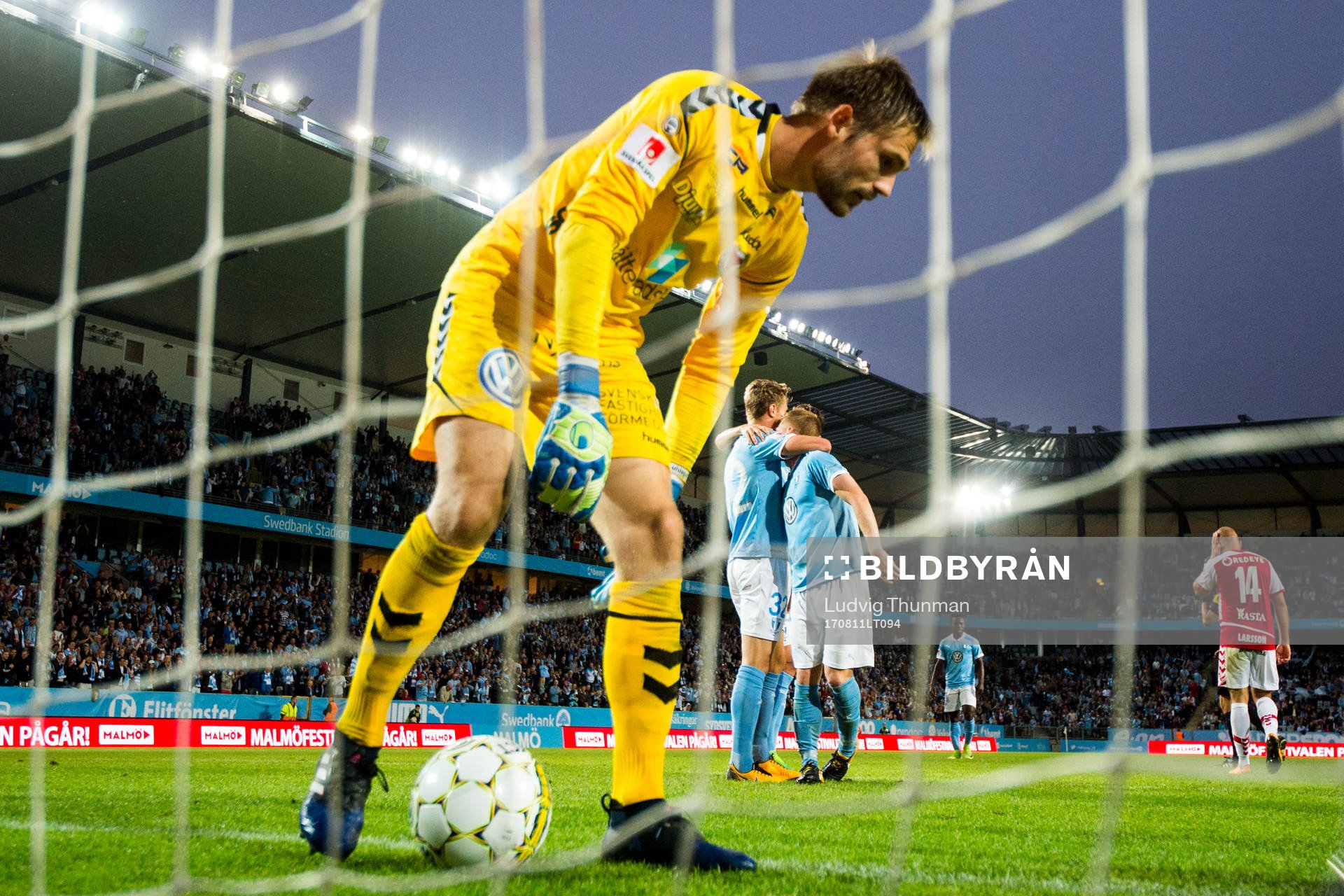 Kalmars målvakt Lucas Hägg-Johansson deppar medan Malmö