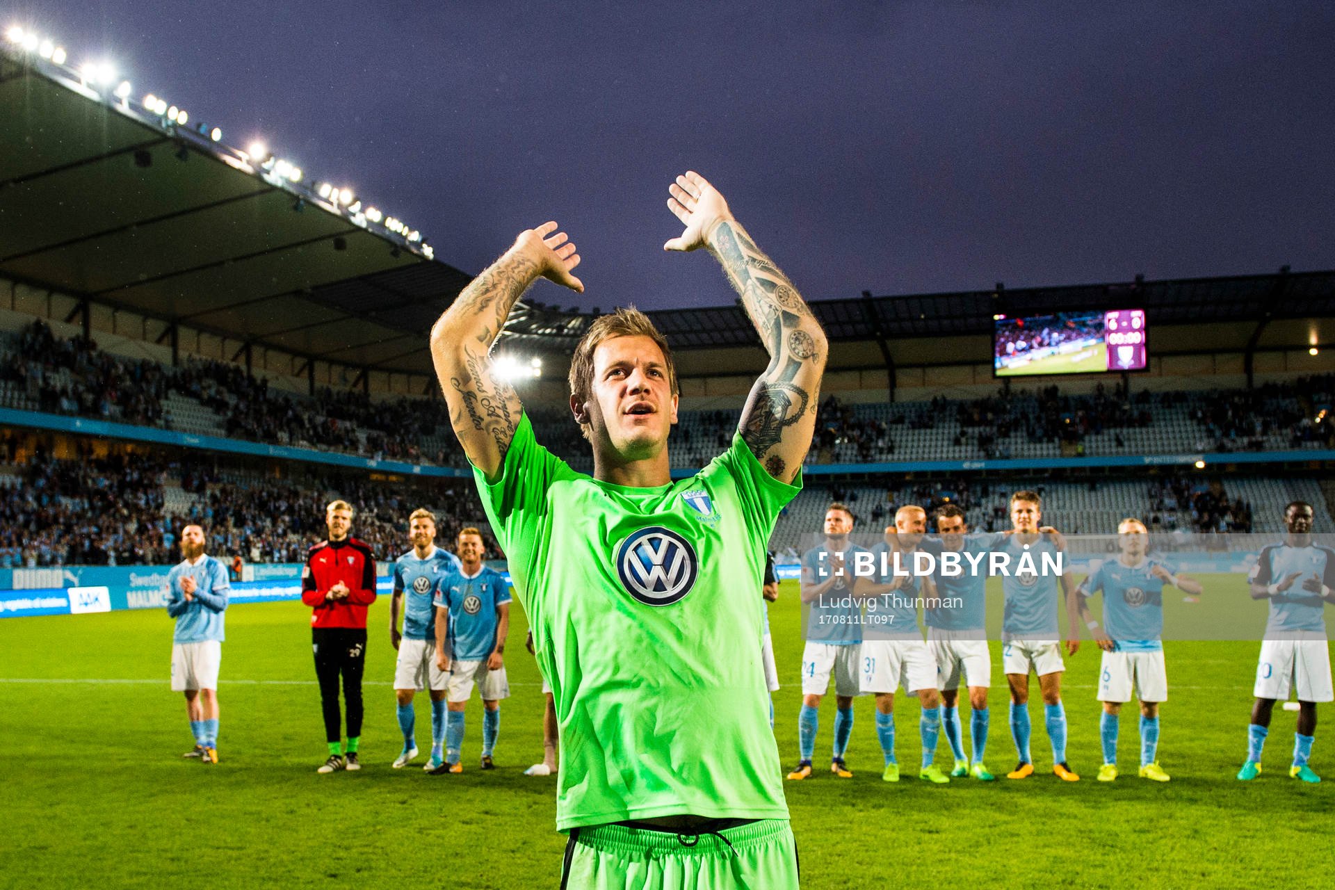Malmö FFs målvakt Johan Dahlin jublar med publiken