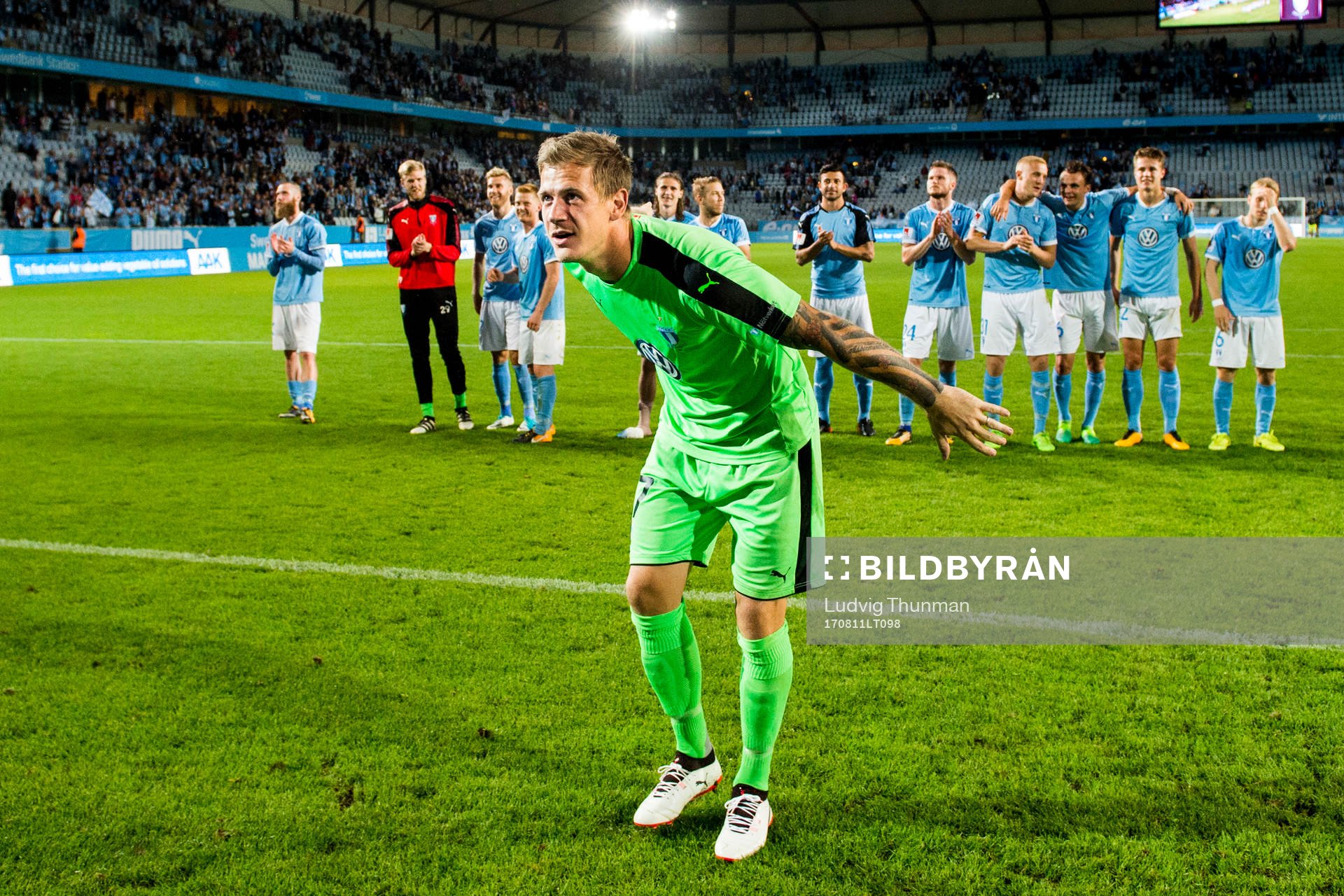Malmö FFs målvakt Johan Dahlin jublar med publiken
