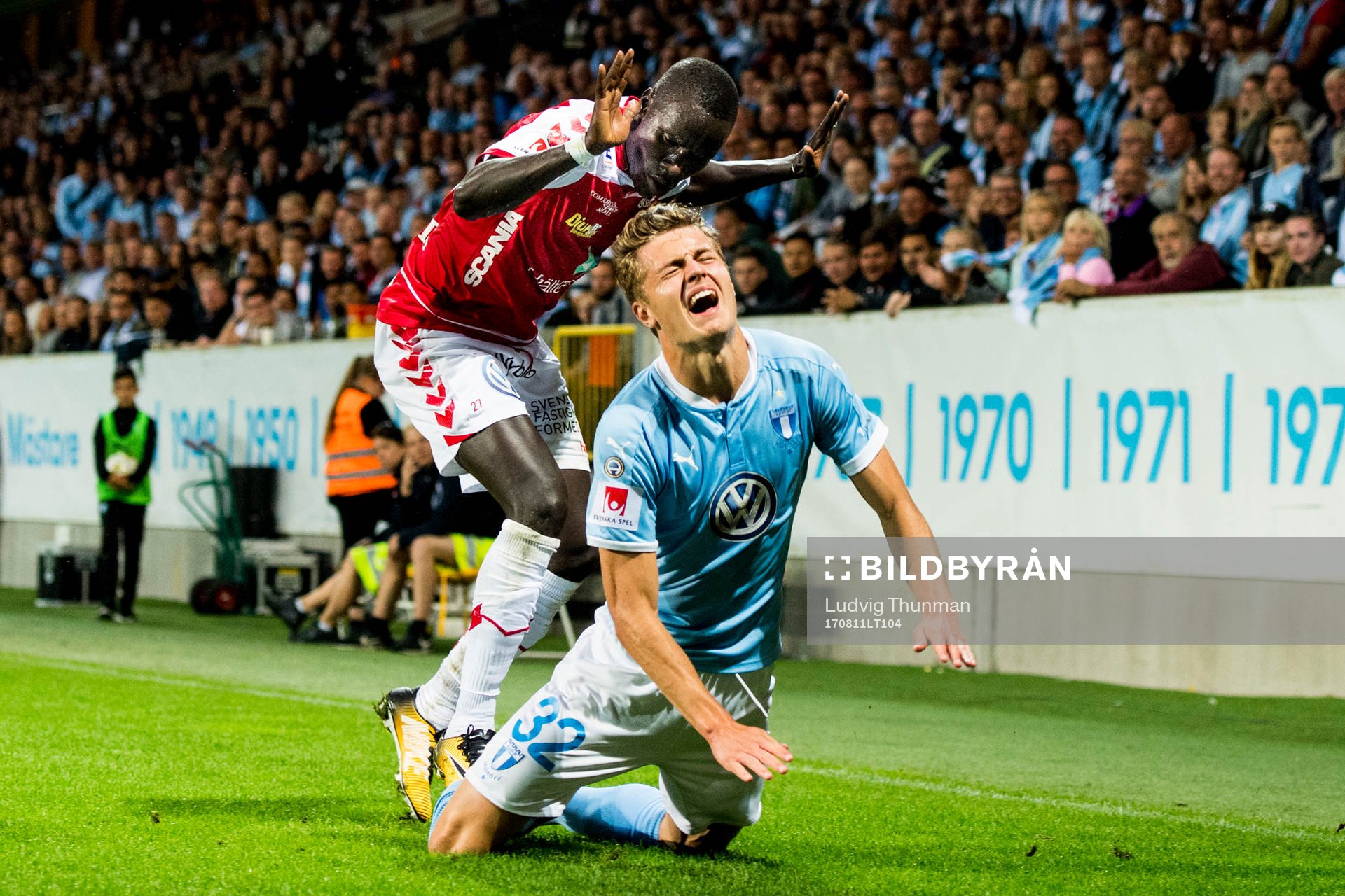 Kalmars Papa Alioune Diouf i kamp om bollen med Malmö FFs