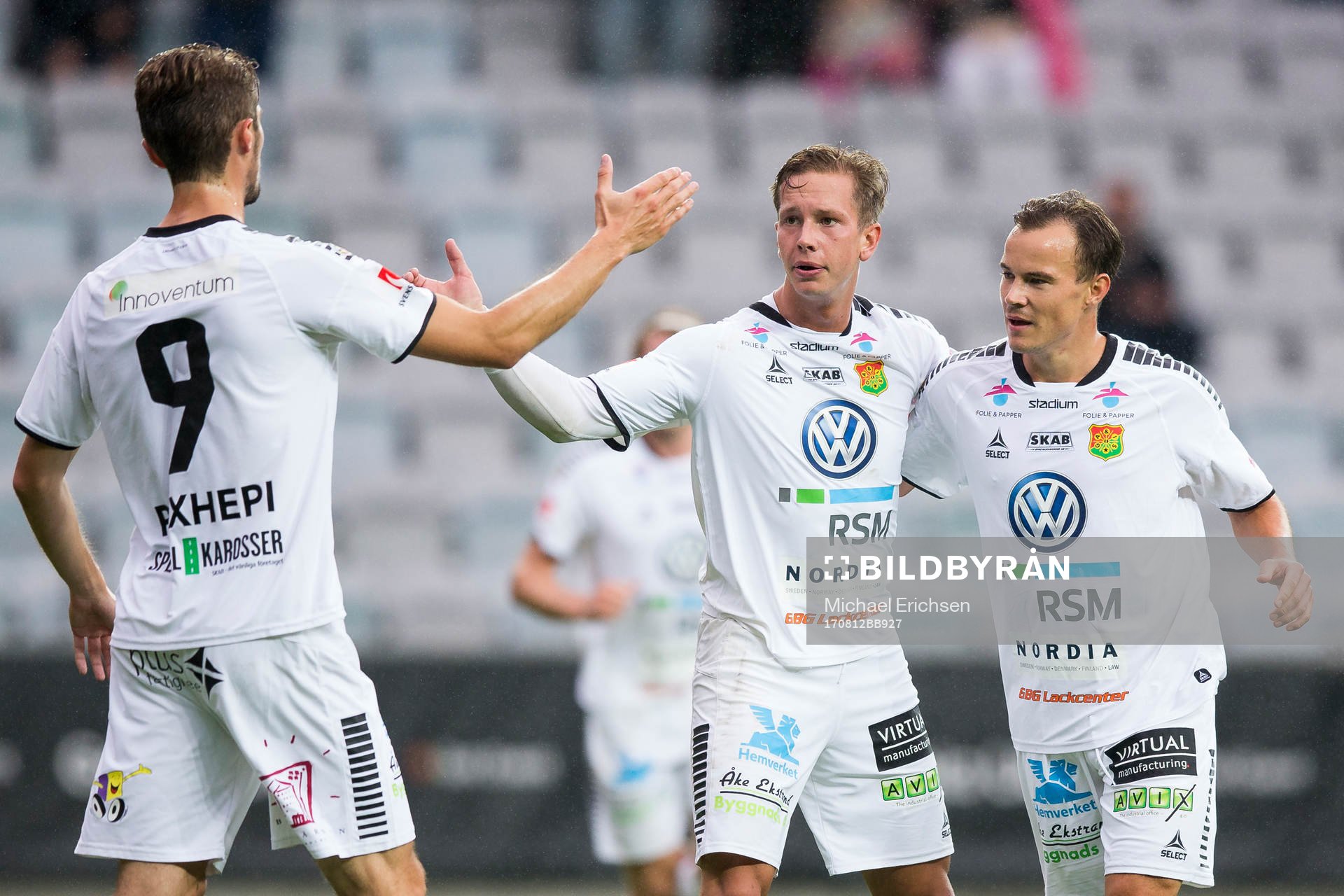 GAIS Simon Silverholt jublar ihop med Anton Wede och Dardan