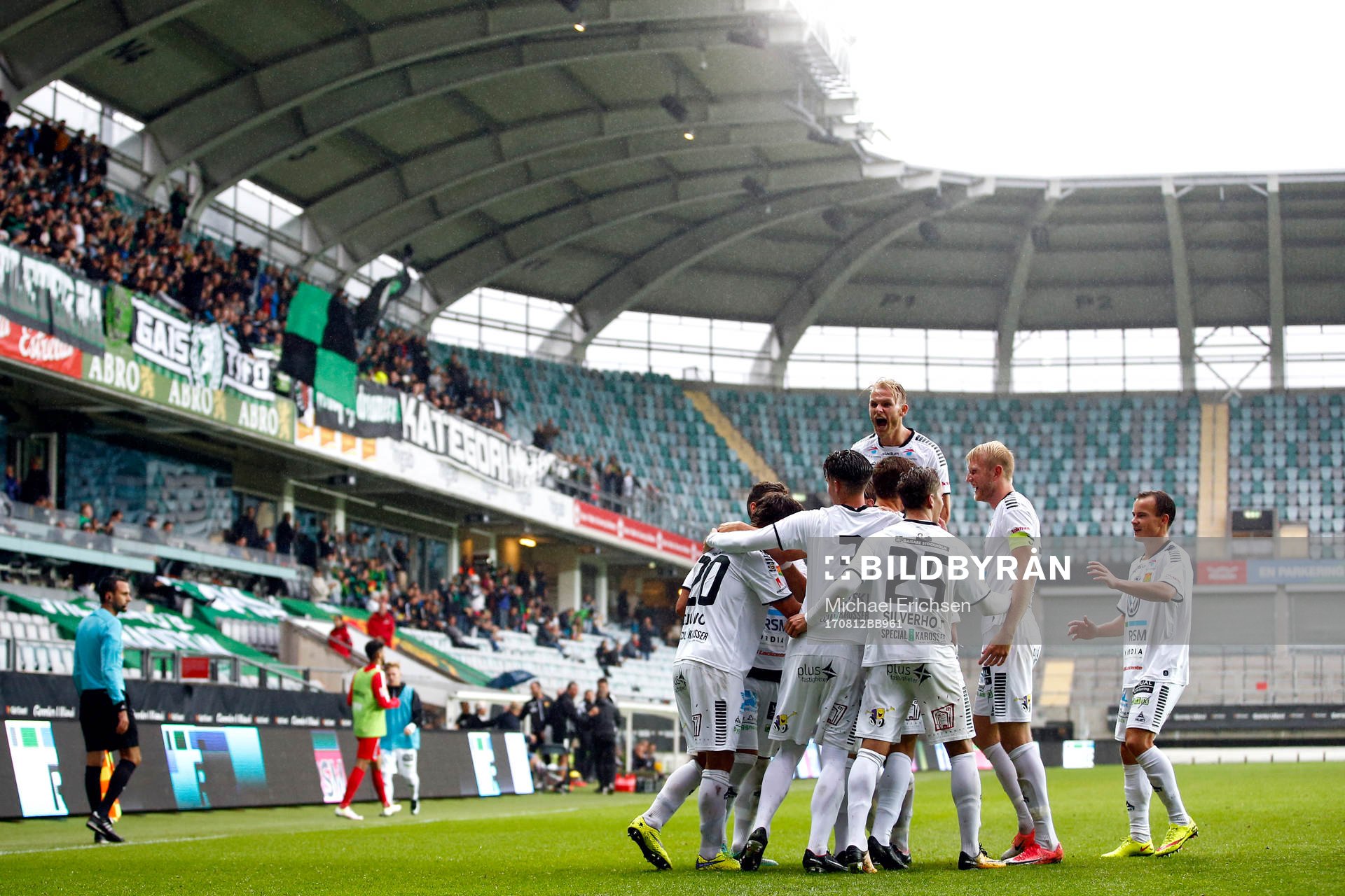 GAIS Alibek Aliev jublar med lagkamrater