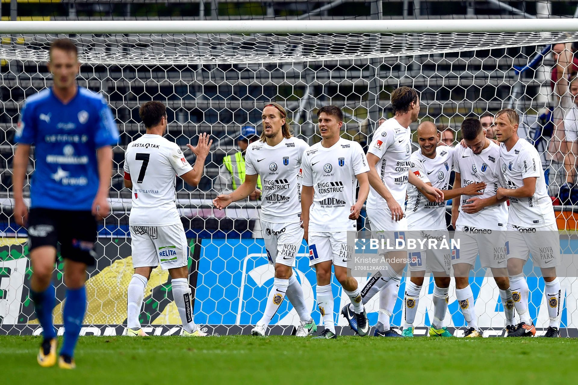 Sirius Shkodran Maholli jublar med lagkamrater efter 0-3 under fotbollsmatchen i Allsvenskan mellan Halmstad och Sirius den 12 augusti 2017 i Halmstad.