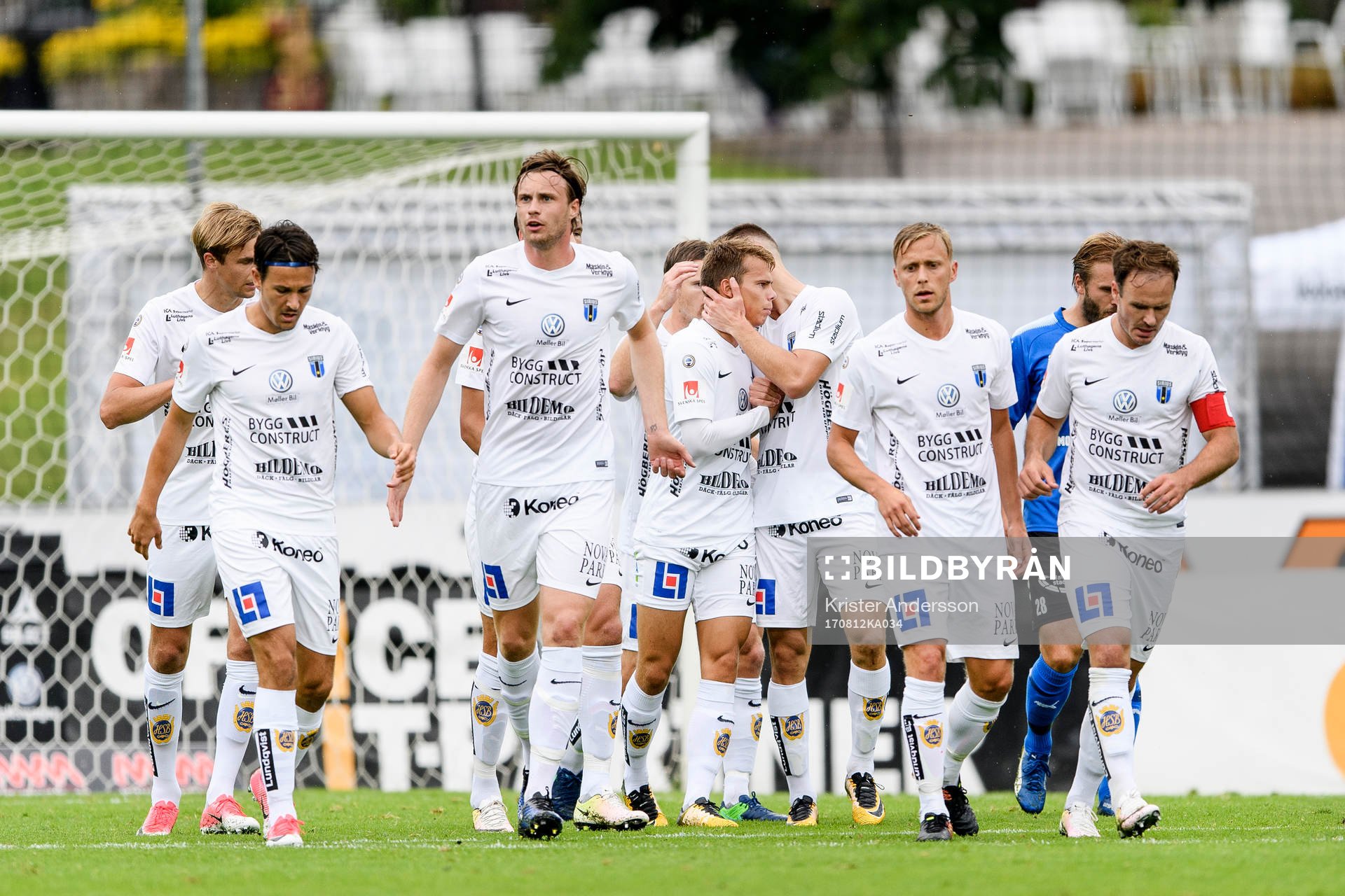 Sirius Elias Andersson (mitten) har gjort 0-1 och spelarna