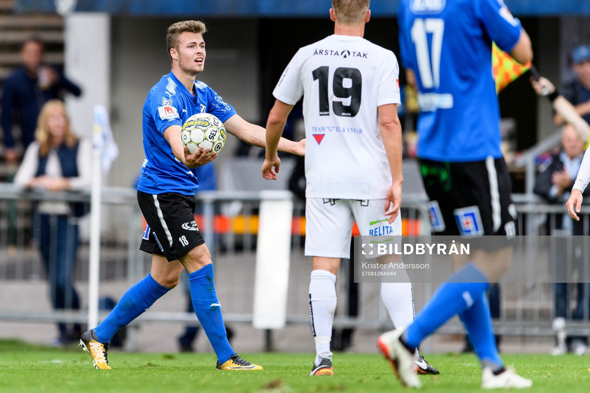 Halmstads Gabriel Gudmundsson reagerar på ett domslut