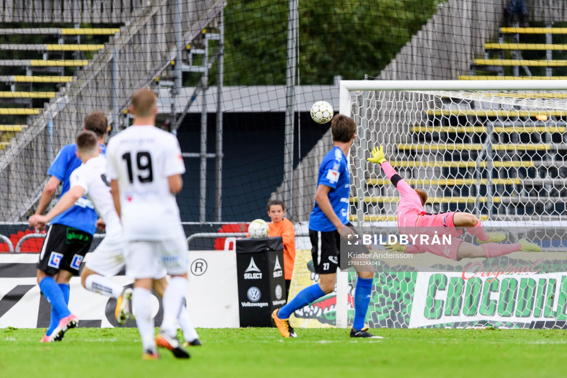 Sirius Shkodran Maholli gör 2-0 bakom Halmstads målvakt