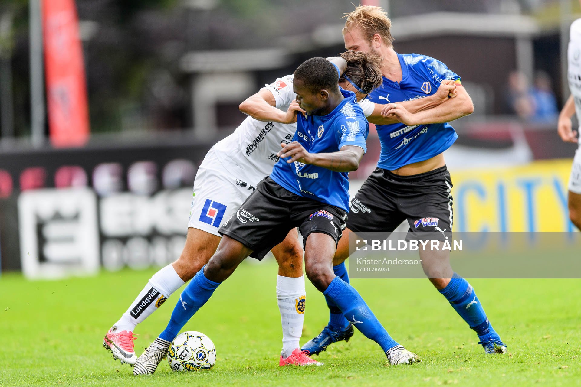 Sirius Stefano Vecchia i kamp med Halmstads Aboubakar Keita och Jesper Westerberg under fotbollsmatchen i Allsvenskan mellan Halmstad och Sirius den 12 augusti 2017 i Halmstad.