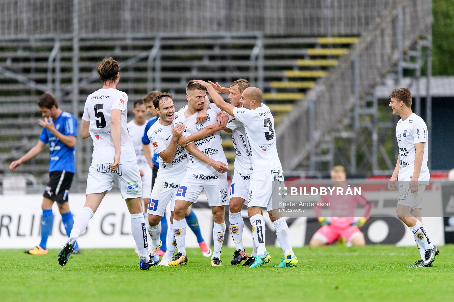 Sirius Shkodran Maholli jublar med spelarna efter 0-2 under fotbollsmatchen i Allsvenskan mellan Halmstad och Sirius den 12 augusti 2017 i Halmstad.