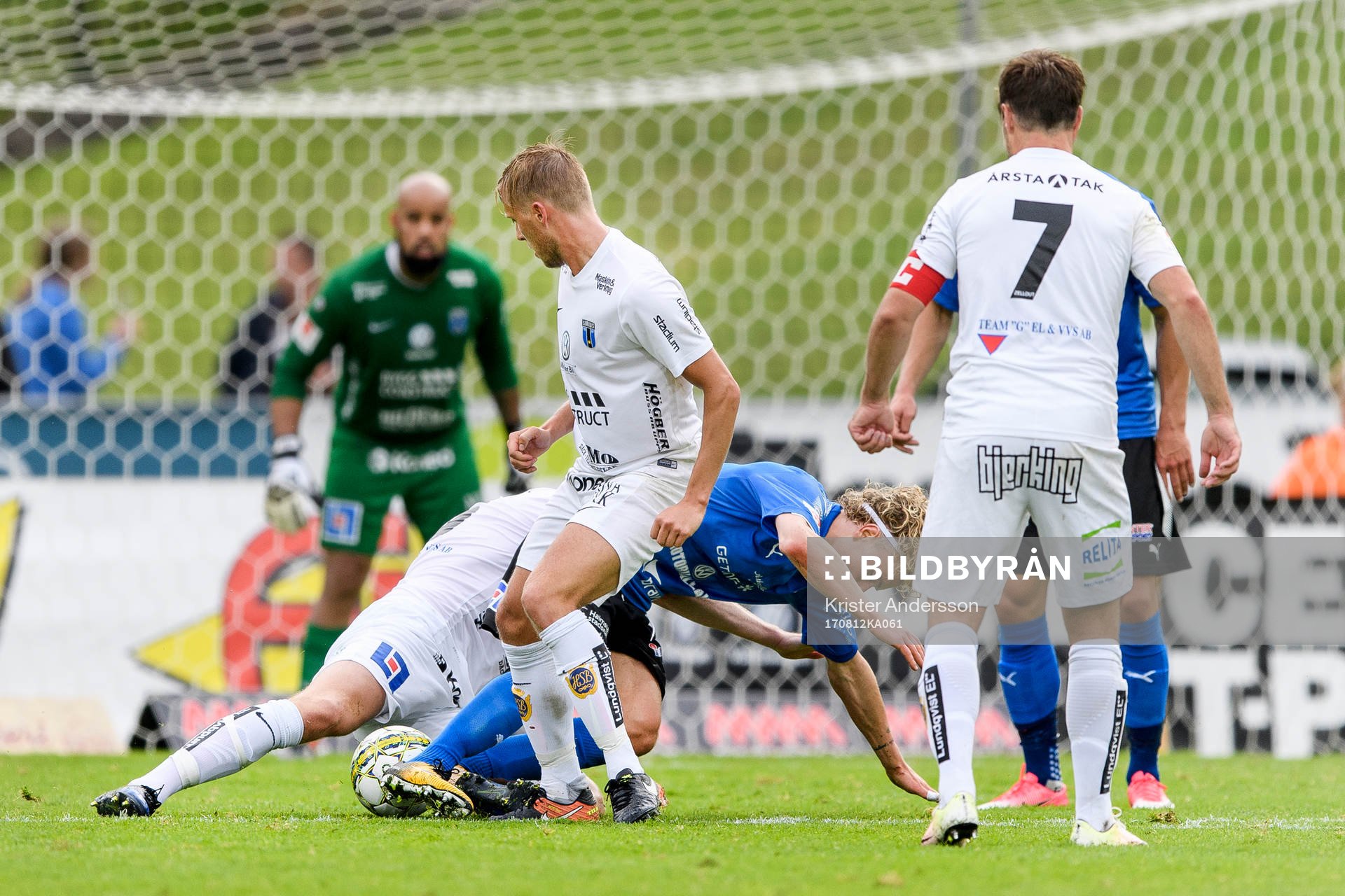 Halmstads Höskuldur Gunnlaugsson i kamp med Sirius försvar under fotbollsmatchen i Allsvenskan mellan Halmstad och Sirius den 12 augusti 2017 i Halmstad.