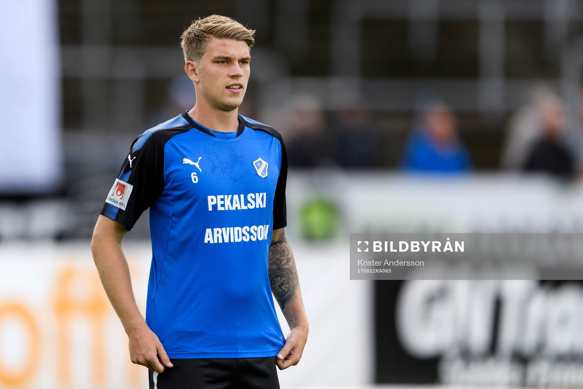 Halmstads Marcus Mathisen med en tröja till stöd för Ivo