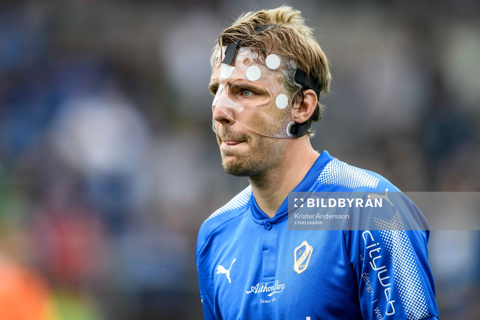 Halmstads Johan Oremo med ett ansiktsskydd före