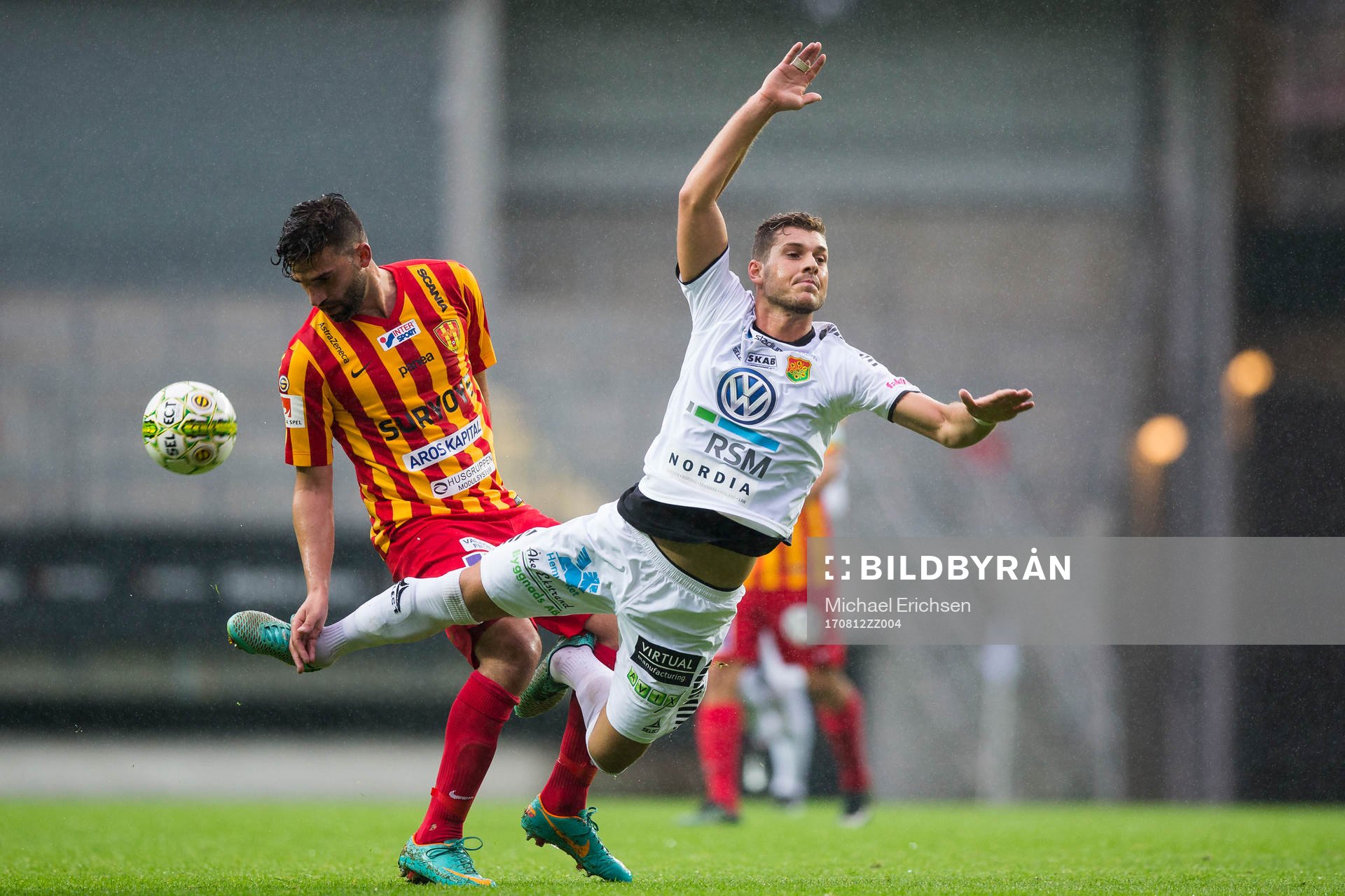 GAIS Daniel Bennassar Nilsson faller i kamp med Syrianskas Mattias Mete under fotbollsmatchen i Superettan mellan GAIS och Syrianska den 12 augusti 2017 i Göteborg.