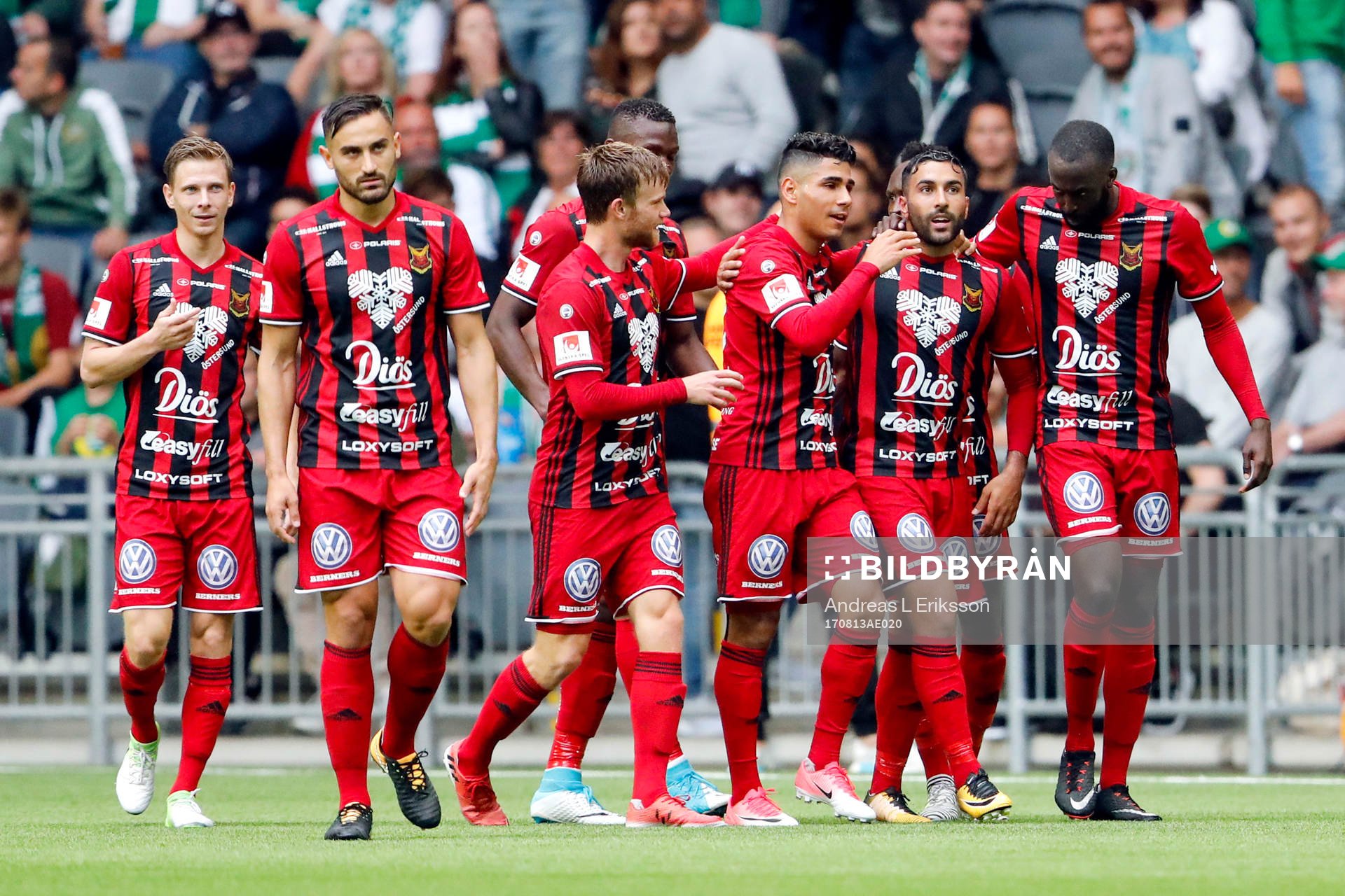 Östersunds Saman Ghoddos jublar med lagkamrater