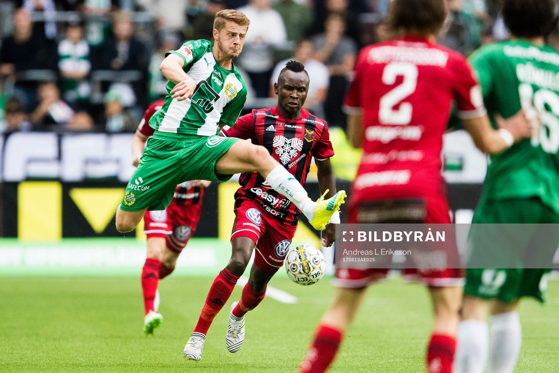 Hammarbys Rebin Asaad i kamp om bollen med Östersunds Samuel Mensiro under fotbollsmatchen i Allsvenskan mellan Hammarby och Östersund den 13 augusti 2017 i Stockholm.