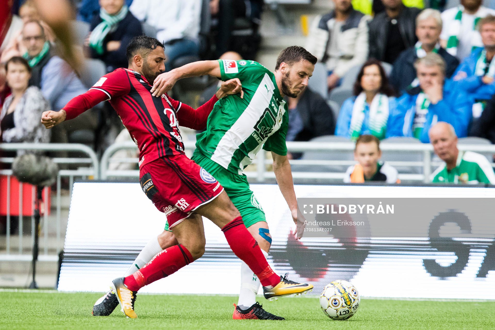 Östersunds Saman Ghoddos i kamp om bollen med Hammarbys Jeppe Andersen under fotbollsmatchen i Allsvenskan mellan Hammarby och Östersund den 13 augusti 2017 i Stockholm.