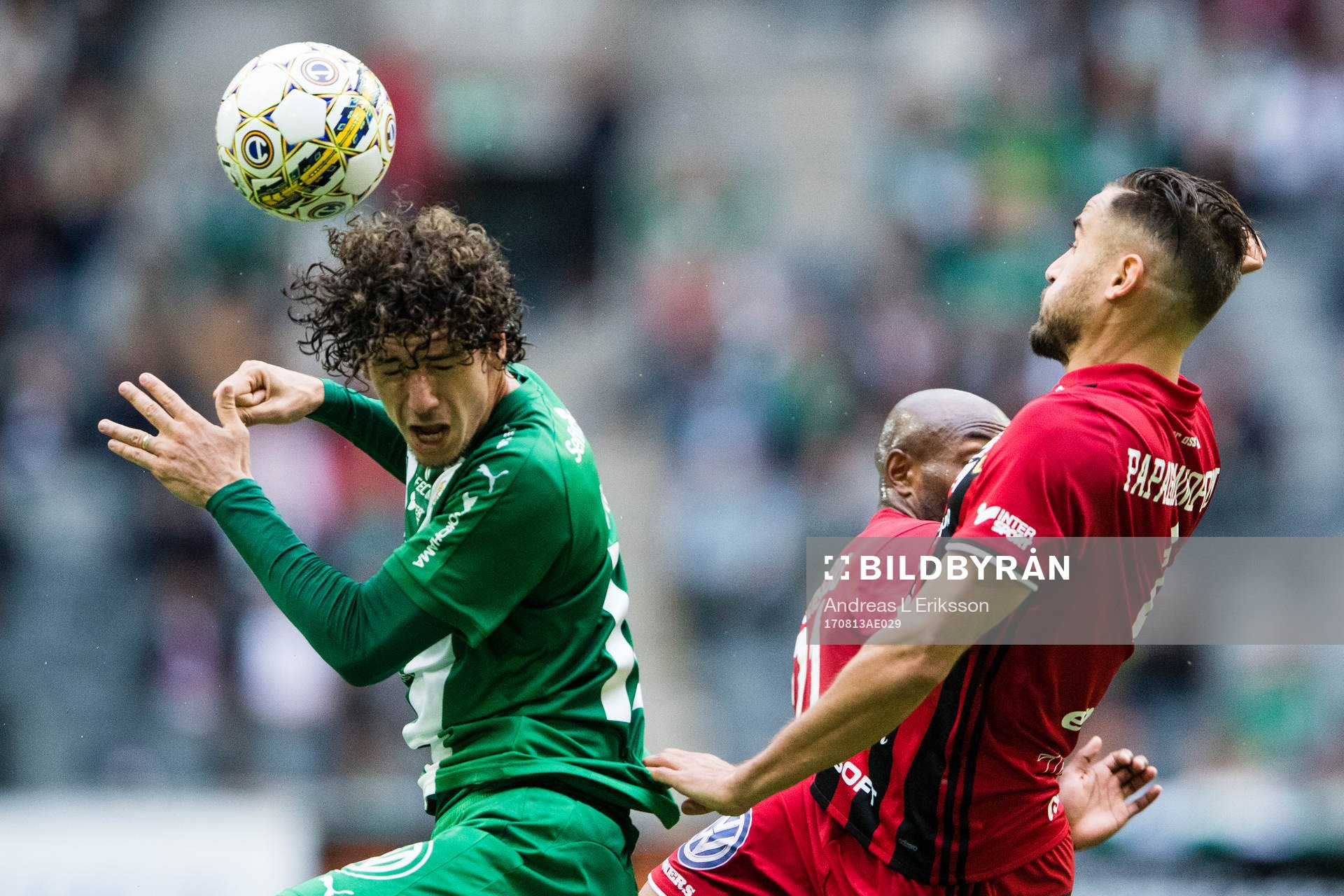 Hammarbys Romulo Cabral Pereira Pinto i en nickduell med Östersunds Sotirios Papagiannopoulus under fotbollsmatchen i Allsvenskan mellan Hammarby och Östersund den 13 augusti 2017 i Stockholm. 
