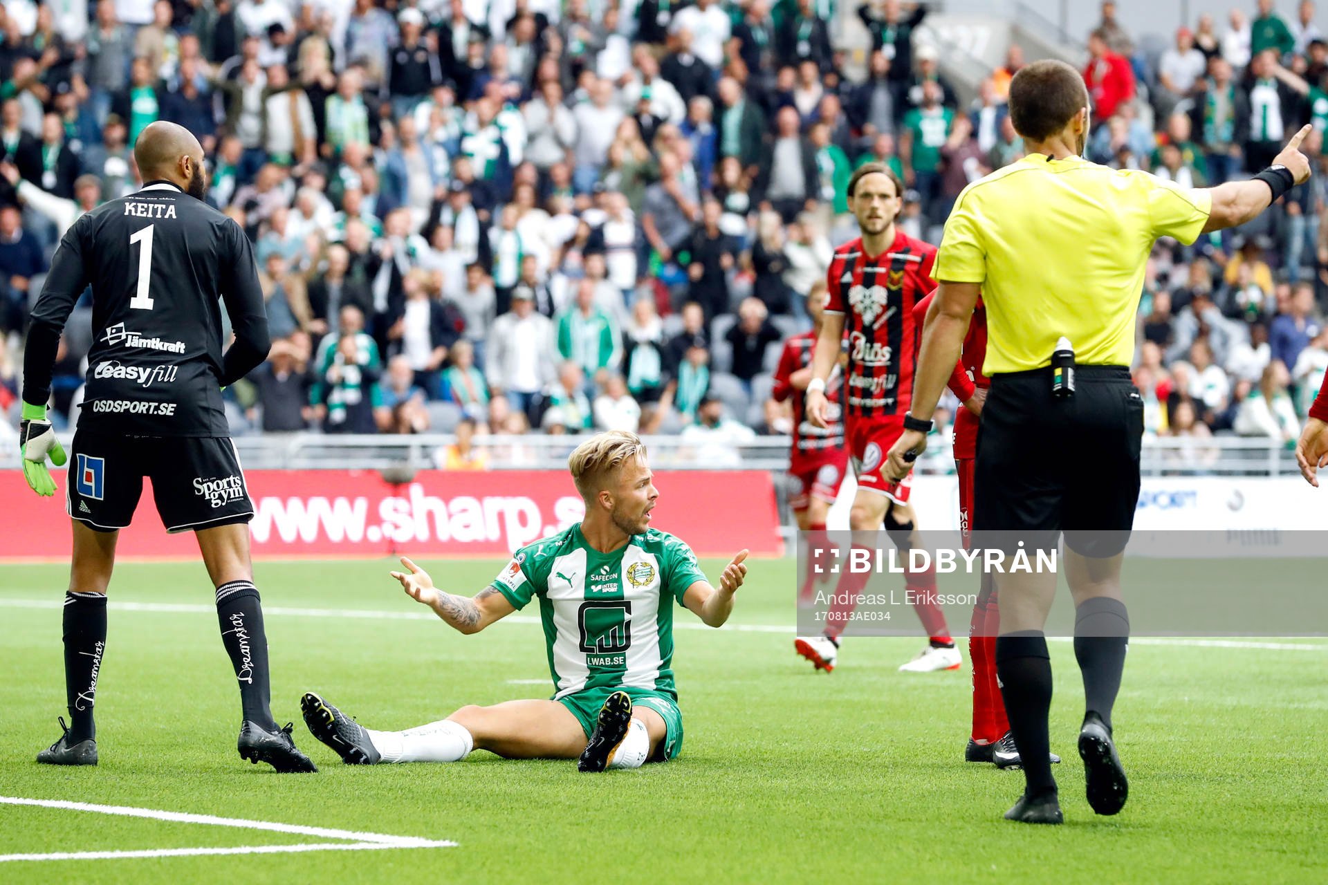 Hammarbys Sander Svendsen väjer till domaren Kaspar