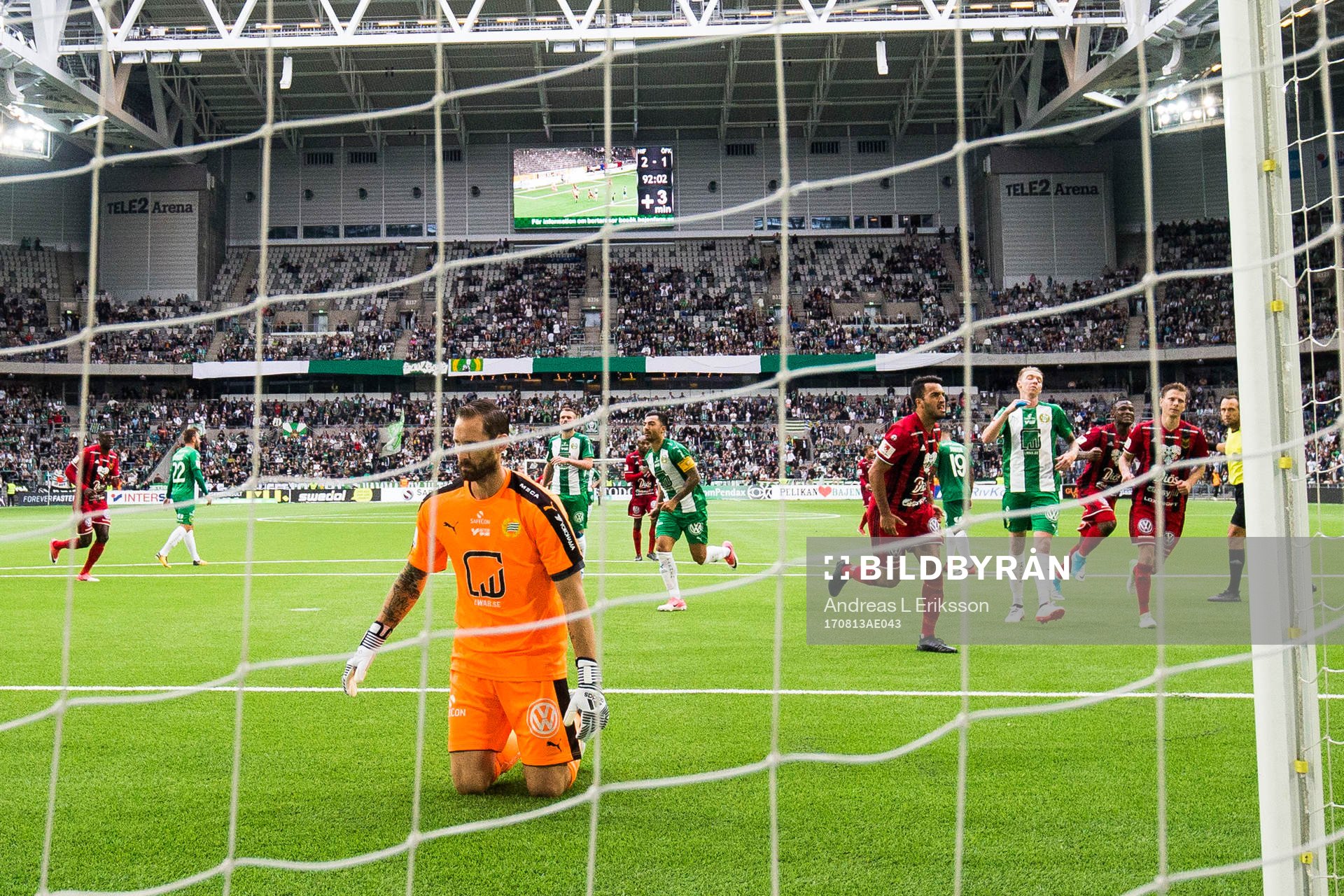 Hammarbys målvakt Johan Wiland deppar och Östersunds Brwa