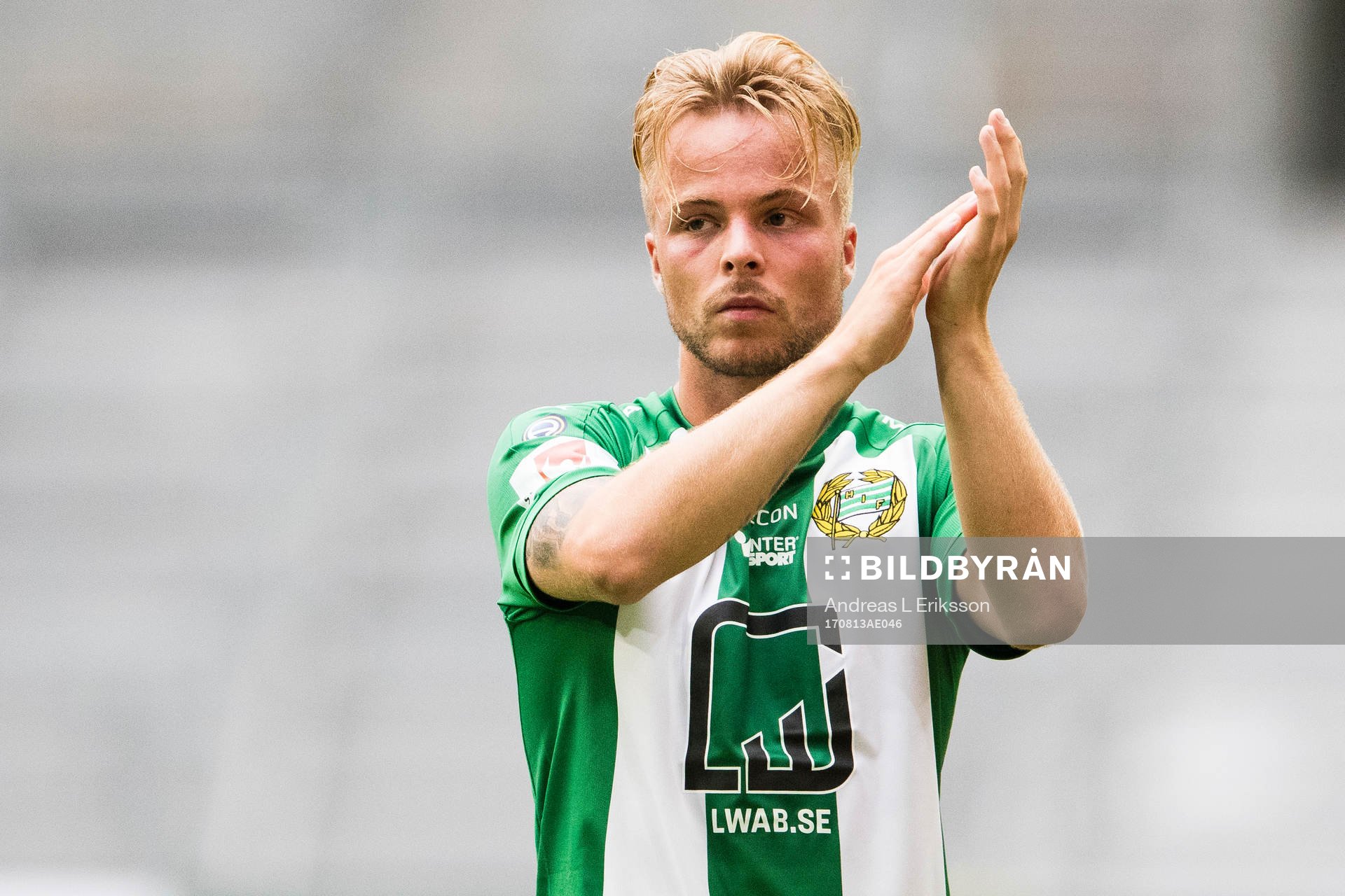 Hammarbys Sander Svendsen tackar supportrrna