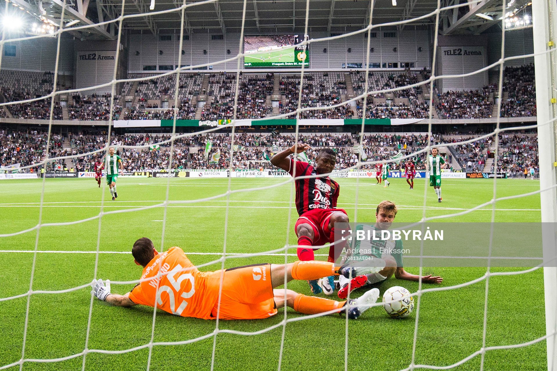 Östersunds Samuel Mensiro utmanar Hammarbys målvakt Johan