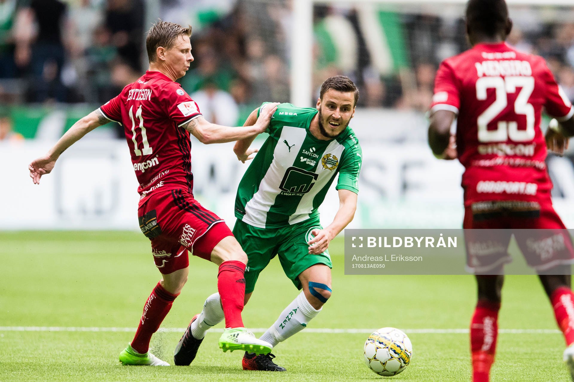 Östersunds Johan Bertilsson i kamp om bollen med Hammarbys