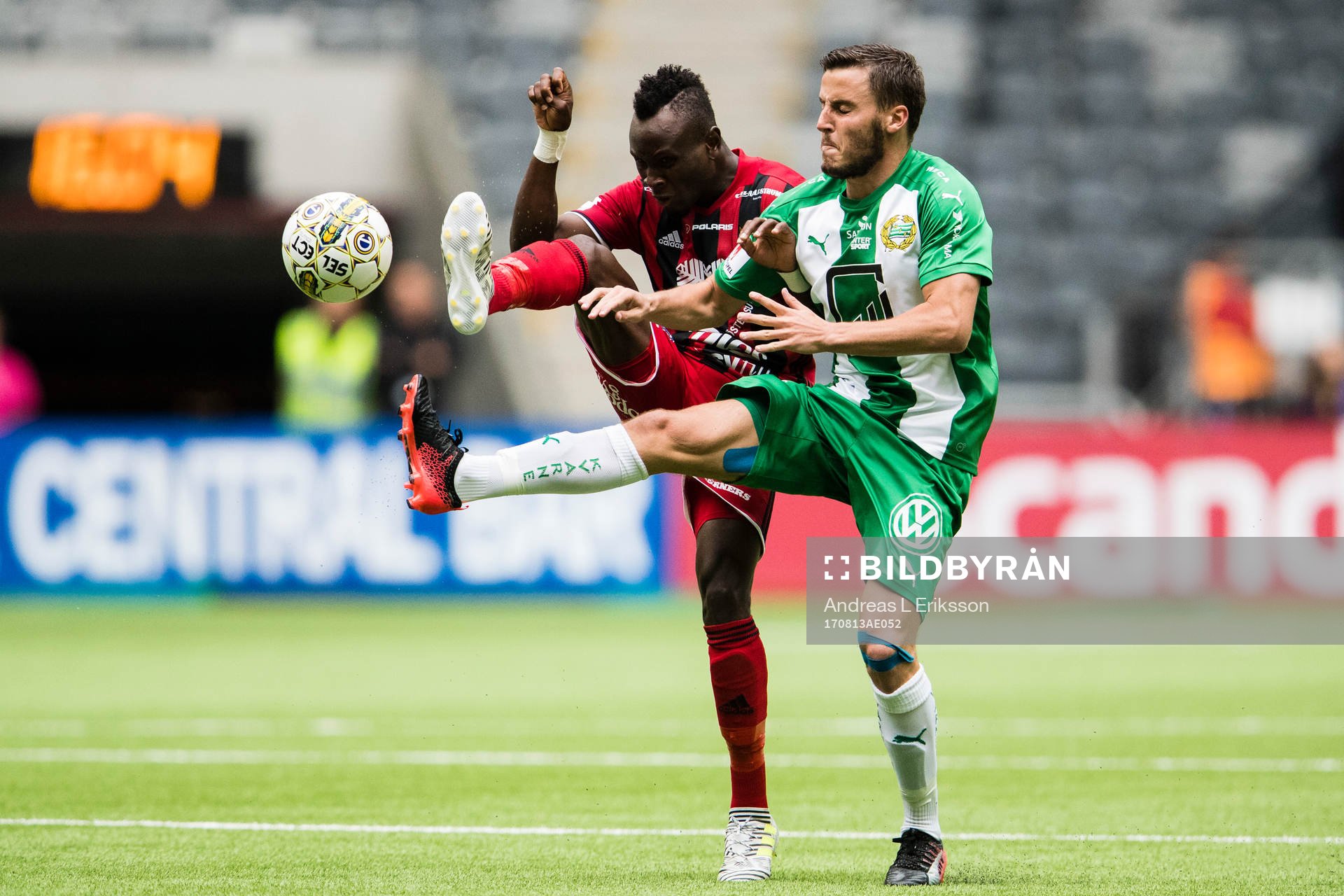 Östersunds Samuel Mensiro i kamp om bollen med Hammarbys