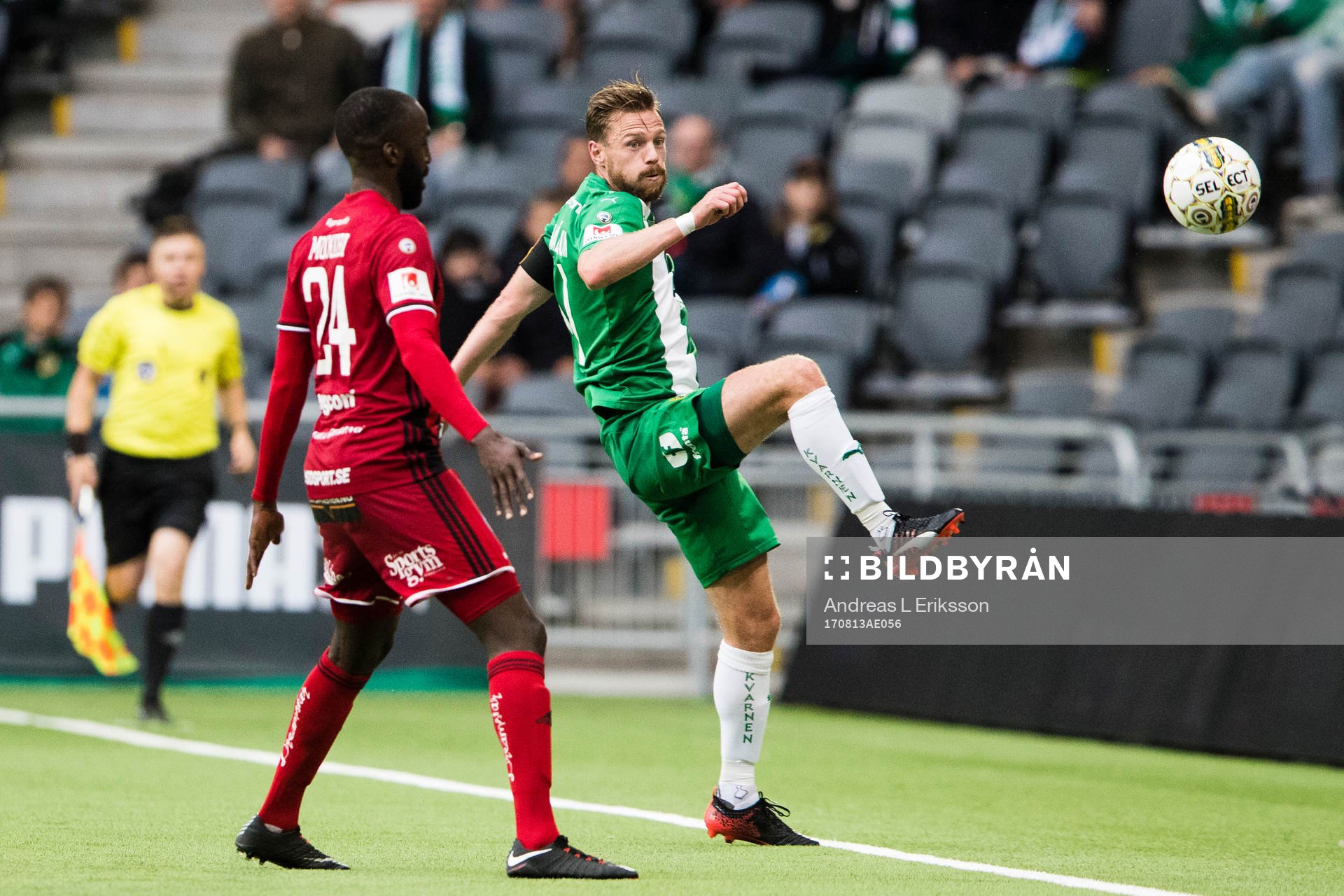 Östersunds Ronald Mukiibi och Hammarbys Arnór Smárason