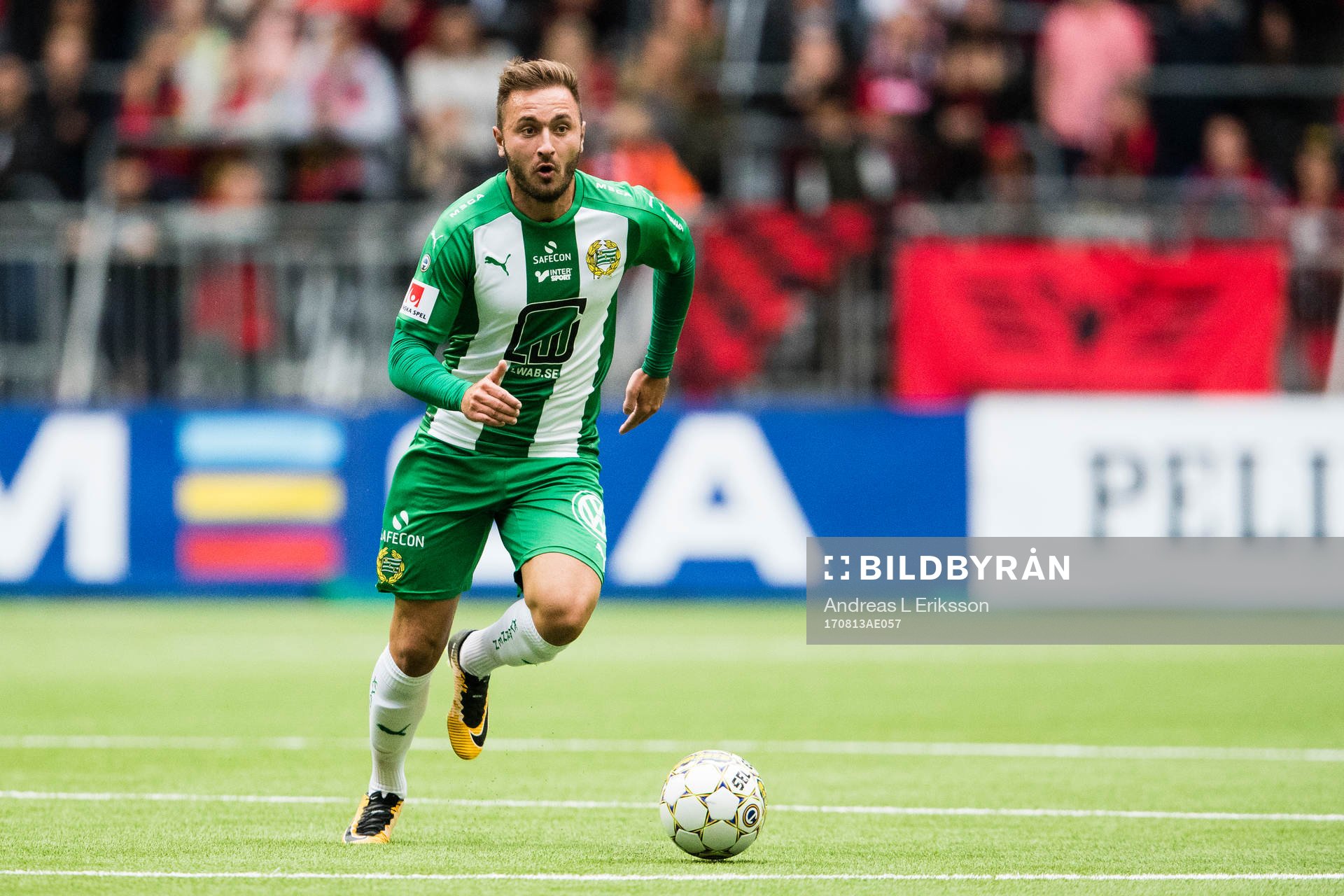 Hammarbys Muamer Tankovic med bollen