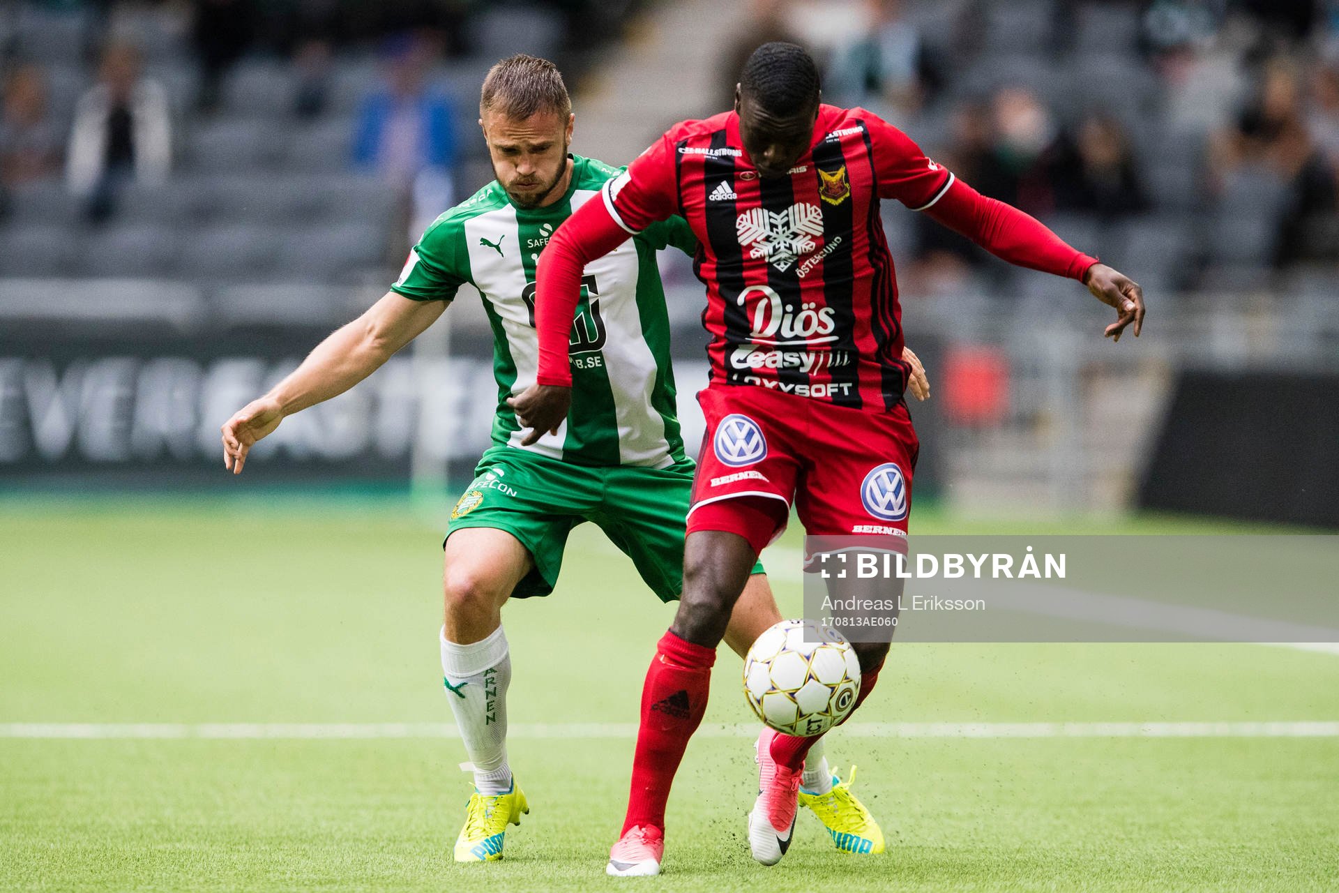 Hammarbys Mats Solheim i kamp om bollen med Östersunds Ken