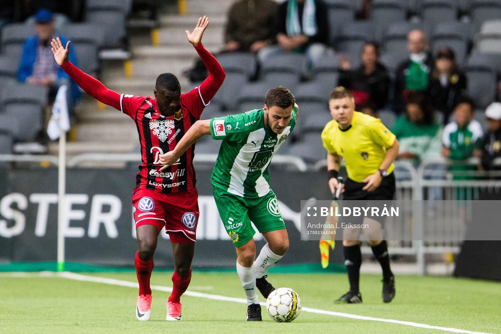 Östersunds Ken Sema i kamp om bollen med Hammarbys Jeppe Andersen under fotbollsmatchen i Allsvenskan mellan Hammarby och Östersund den 13 augusti 2017 i Stockholm. 