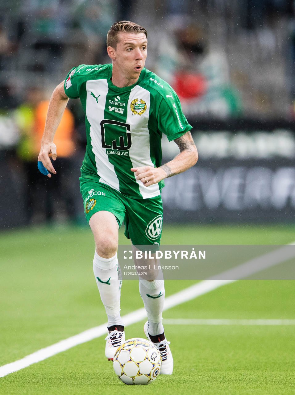 Hammarbys Birkir Már Saevarsson med bollen