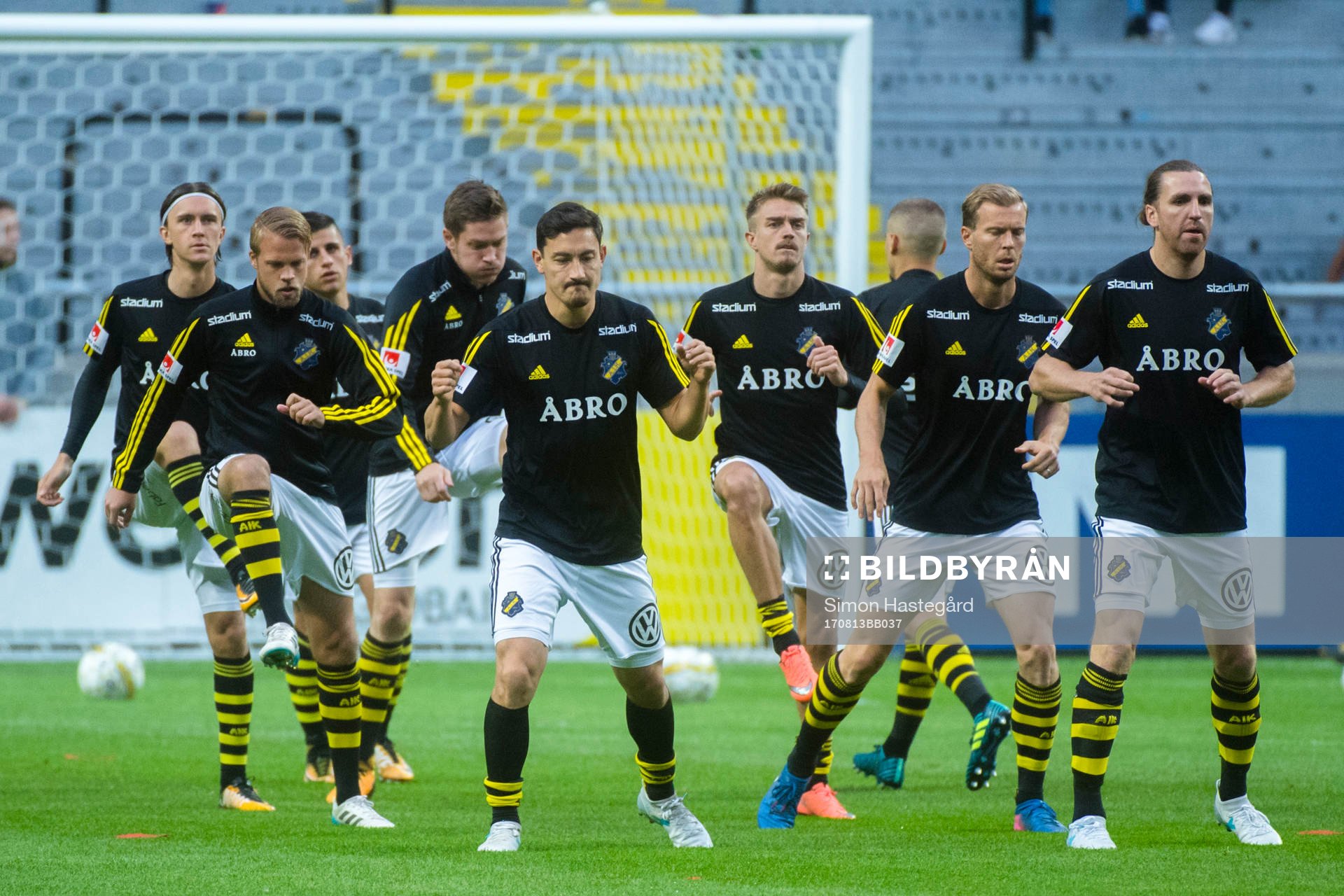 s spelare värmer upp före fotbollsmatchen i Allsvenskan