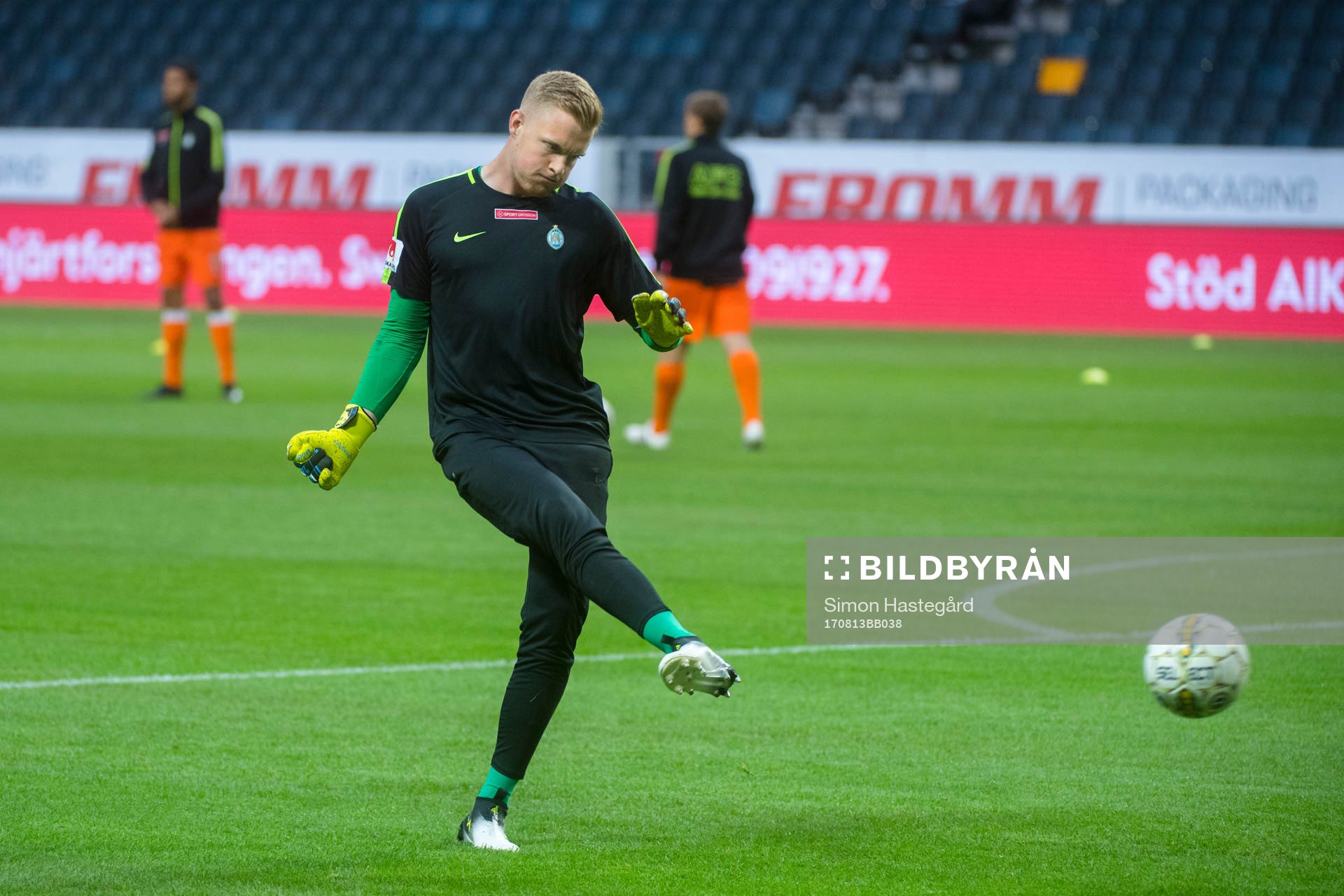 AFC Eskilstunas målvakt Tim Erlandsson före