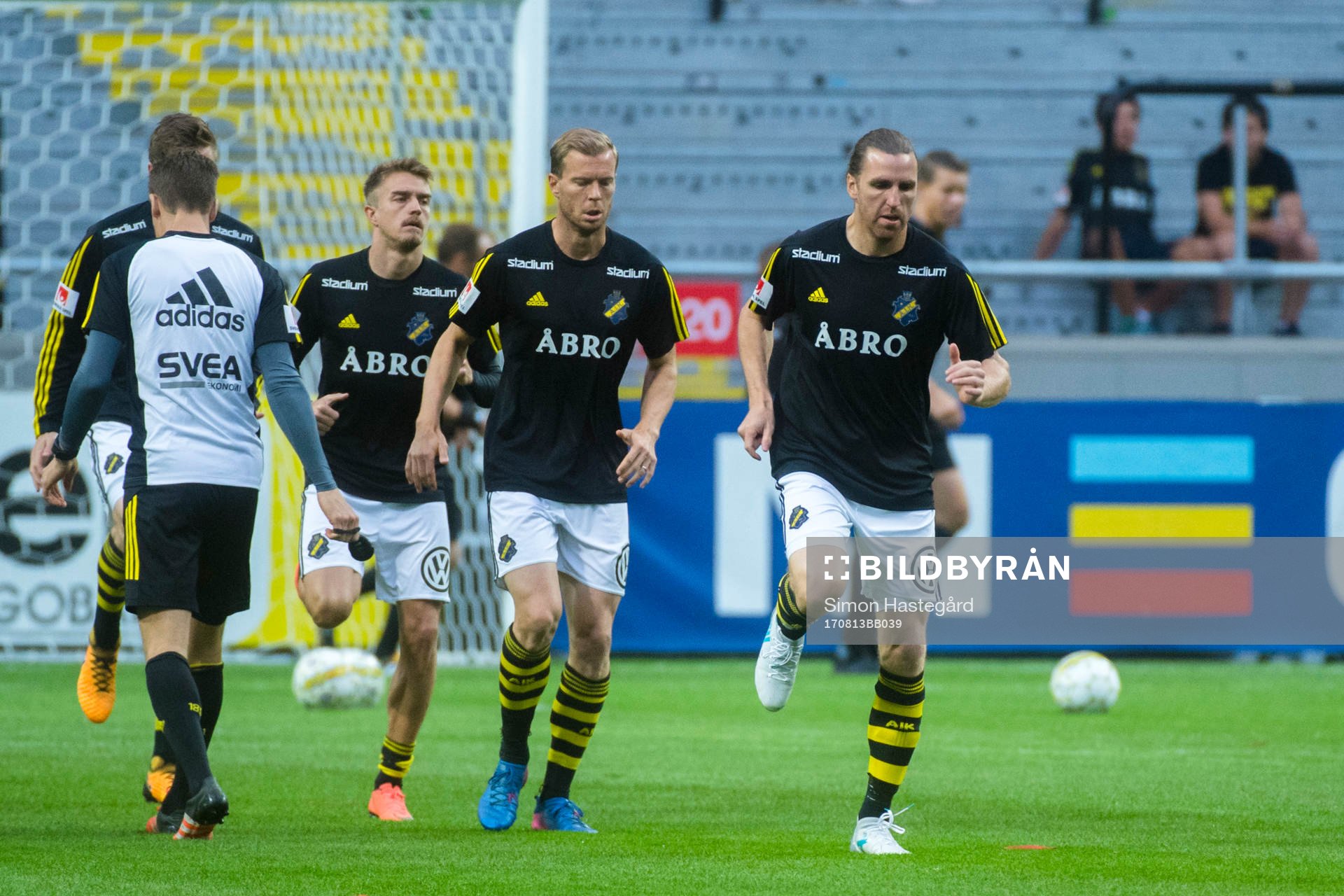 s spelare värmer upp före fotbollsmatchen i Allsvenskan
