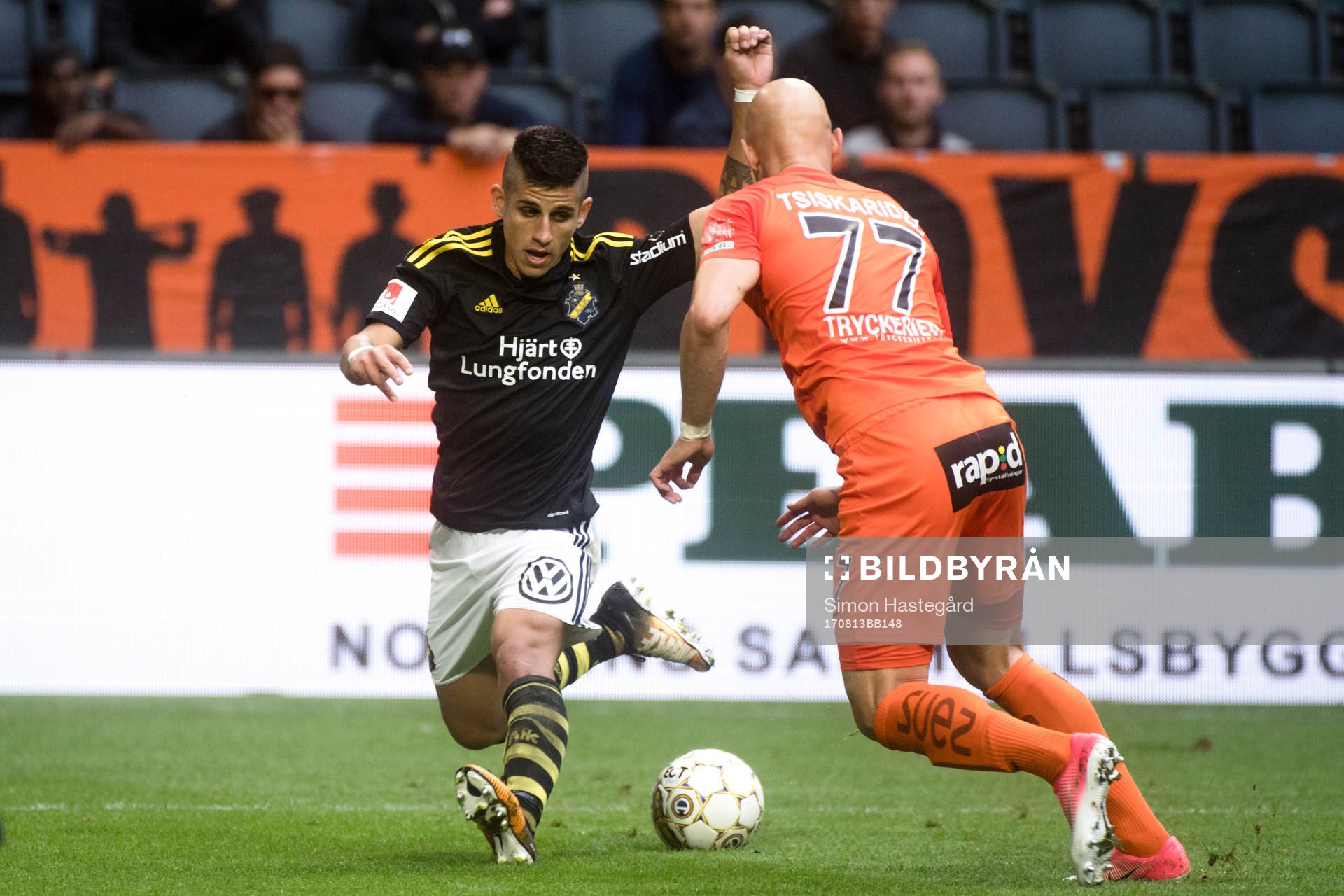 s Nicolas Marcelo Stefanelli och AFC Eskilstunas Zourab