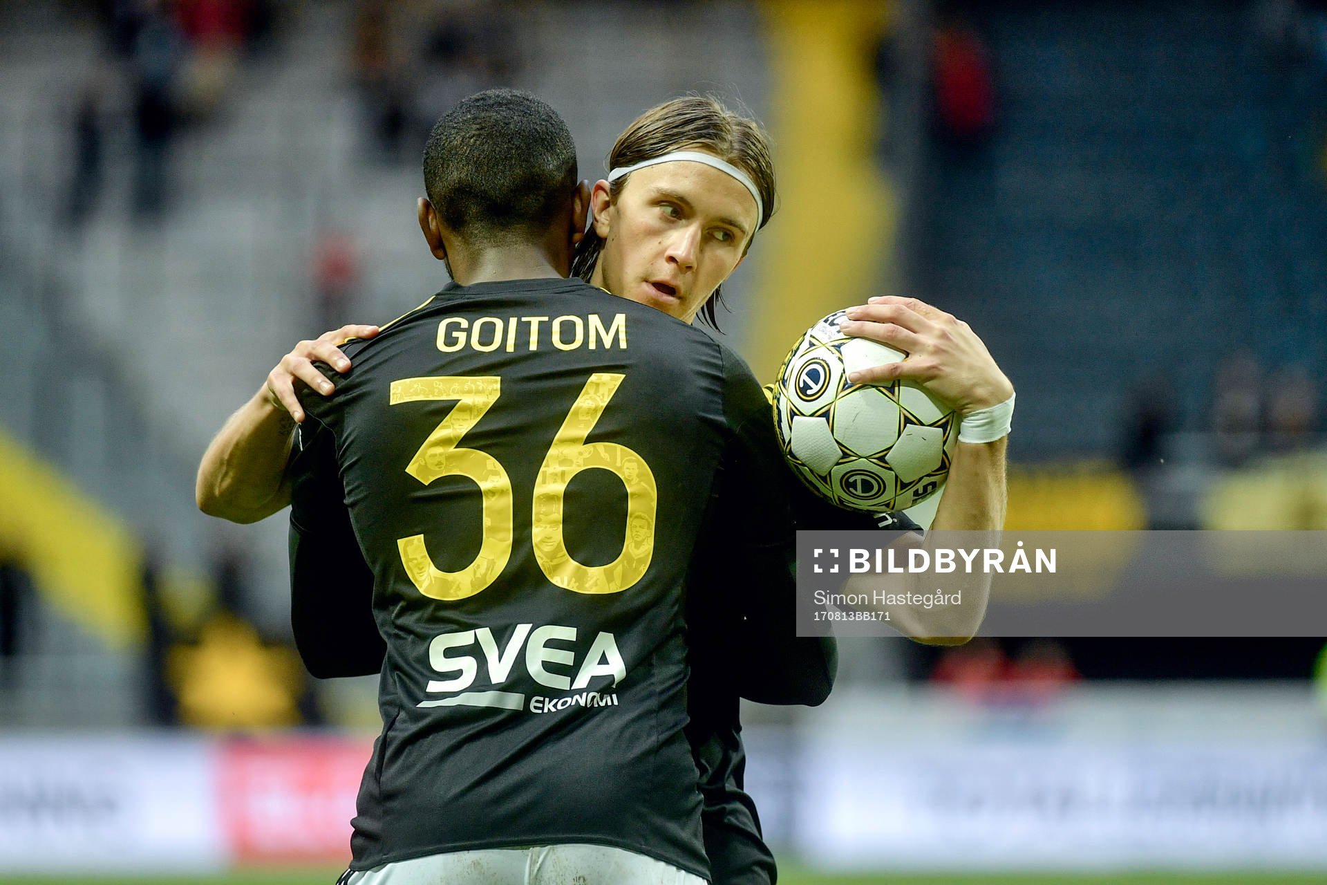 AIK:s Henok Goitom och Kristoffer Olsson jublar efter 1-1 av Olsson under fotbollsmatchen i Allsvenskan mellan AIK och AFC Eskilstuna den 13 augusti  2017 i Stockholm.