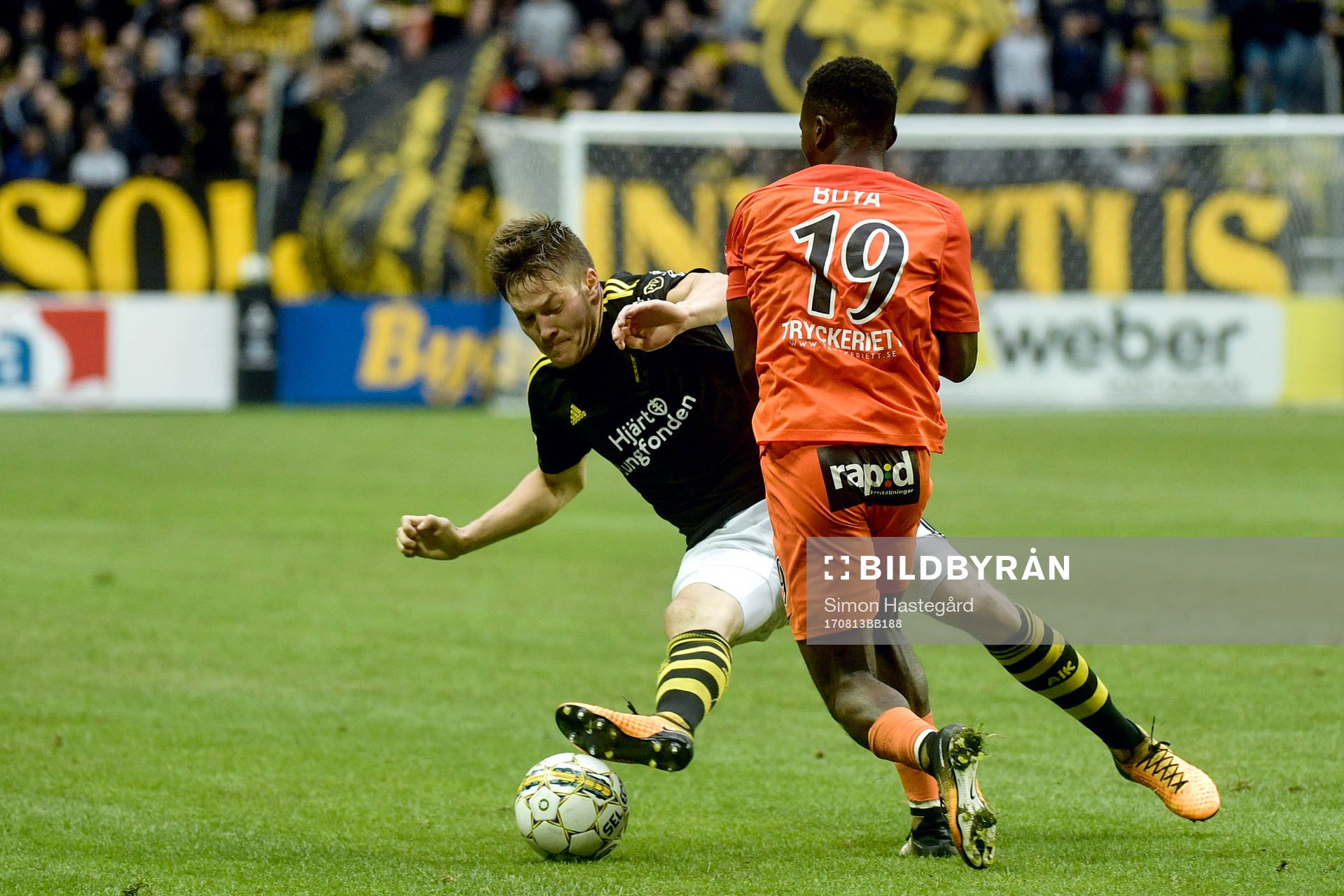 s Haukur Heidar Hauksson och AFC Eskilstunas Mohamed Buya