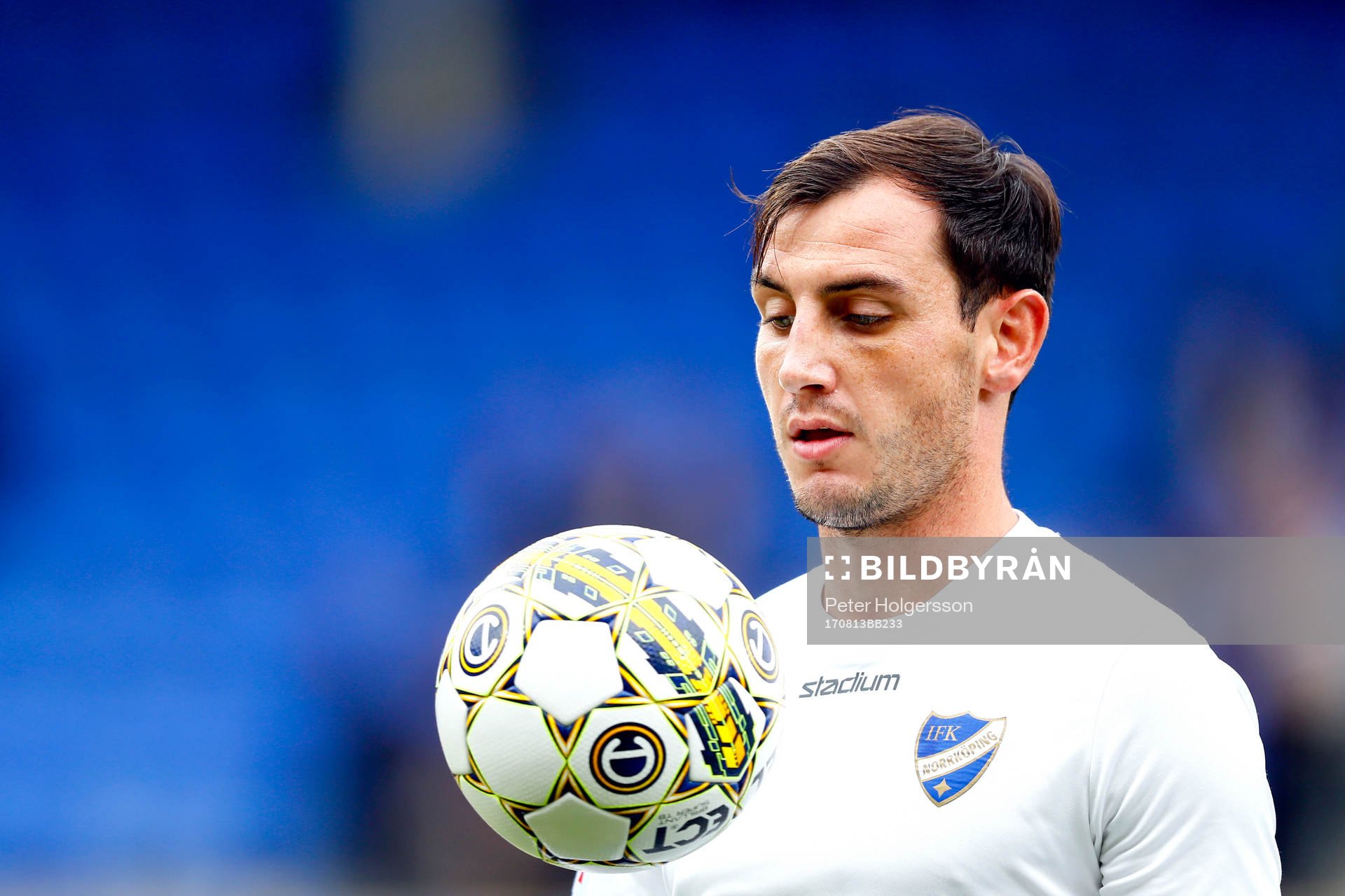 Norrköpings Nikola Tkalcic värmer upp