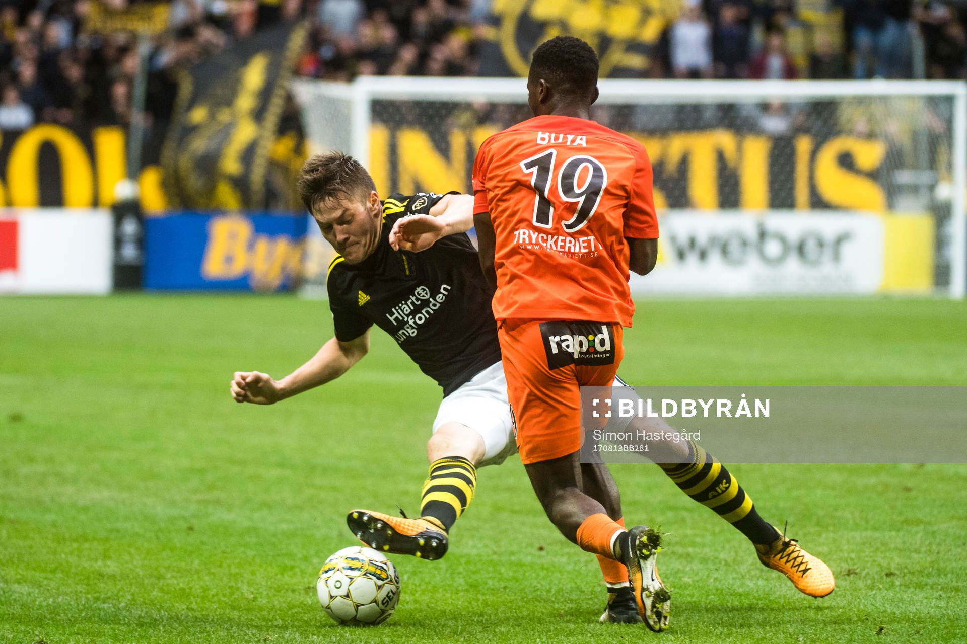 s Haukur Heidar Hauksson och AFC Eskilstunas Mohamed Buya
